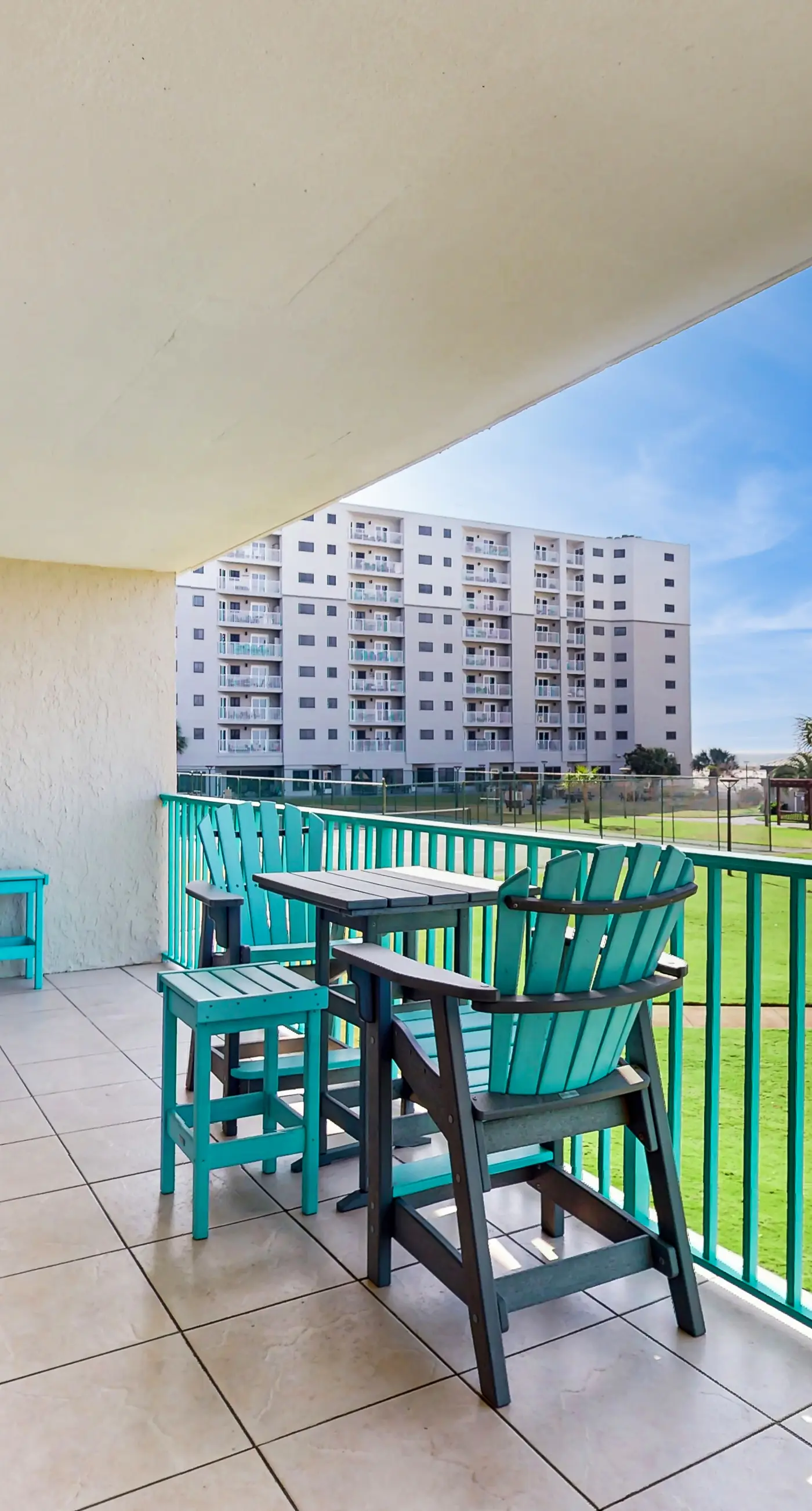 Gulf-view condo in beachfront building with pools, hot tub & tennis