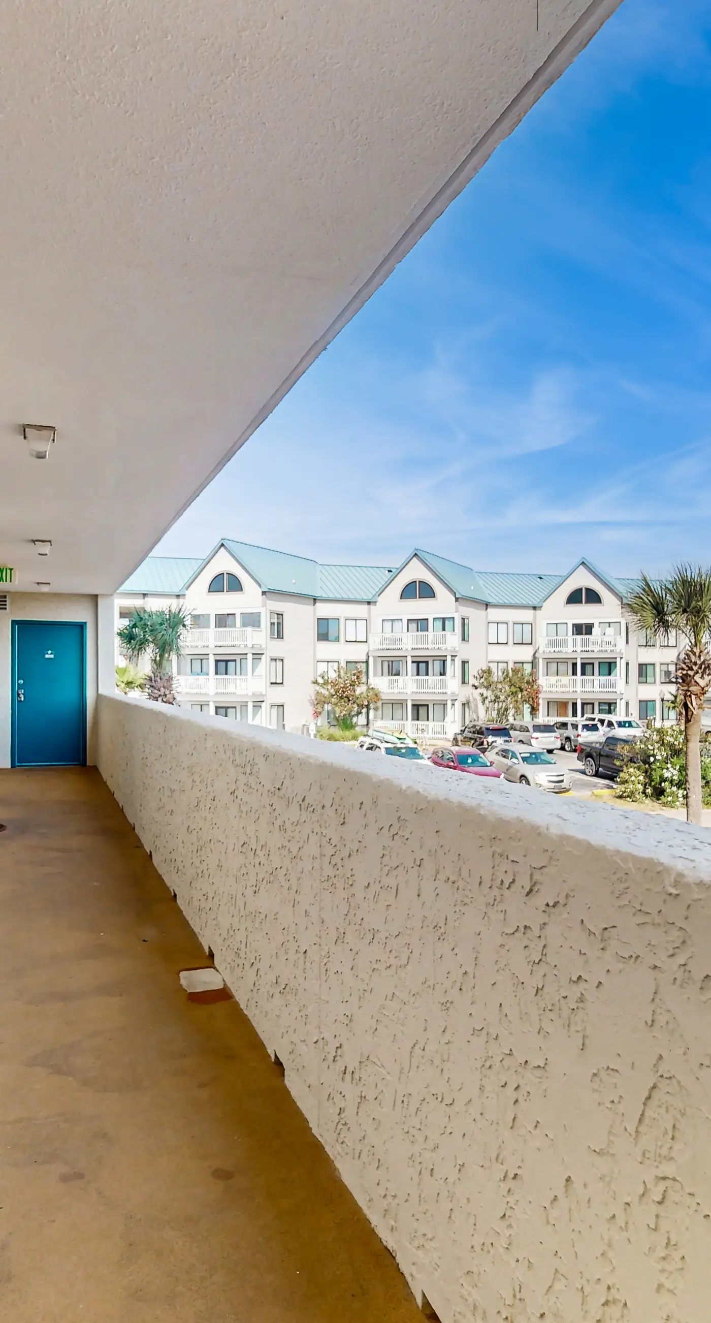 Gulf-view condo in beachfront building with pools, hot tub & tennis