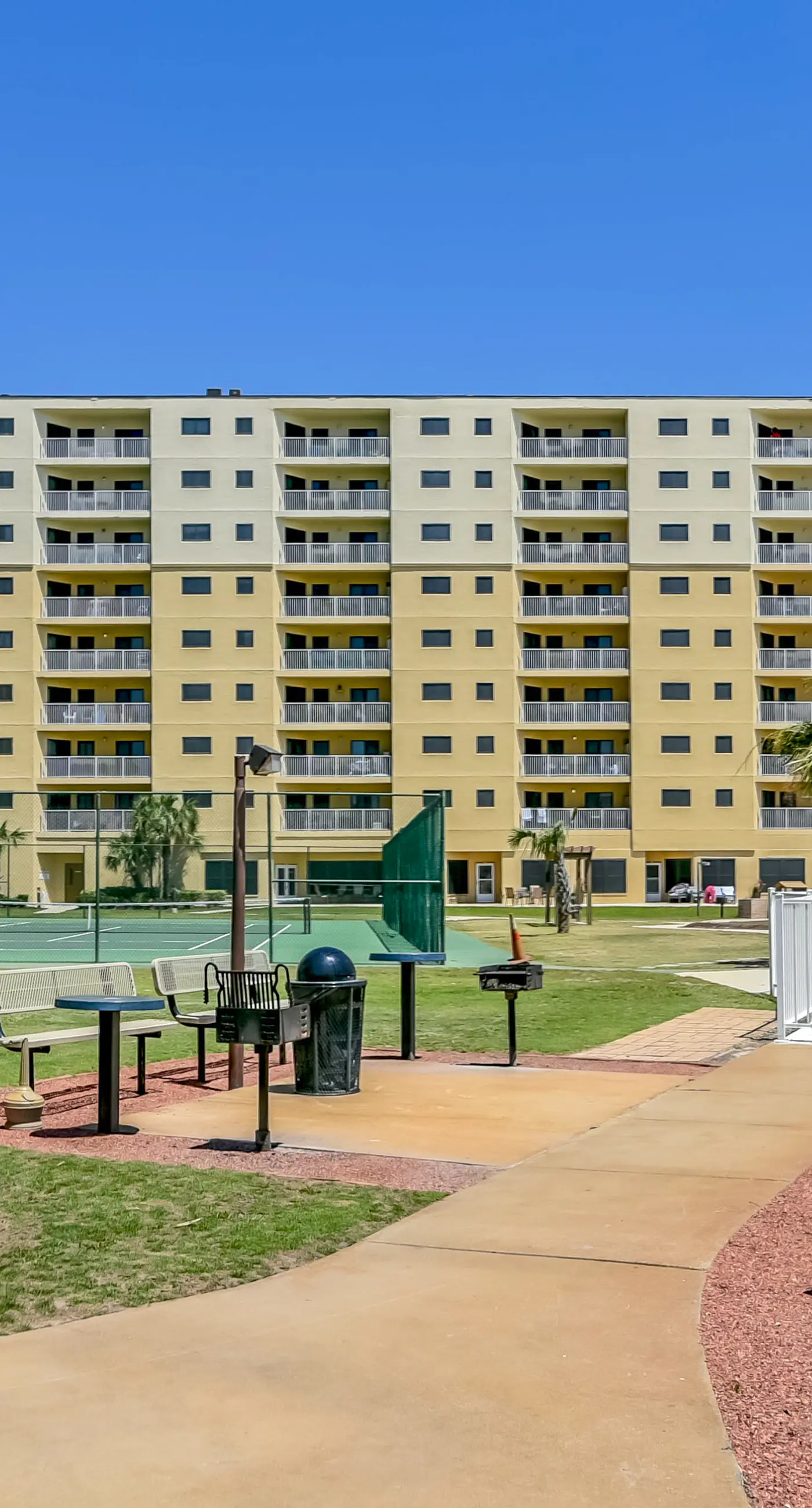 Gulf-view condo in beachfront building with pools, hot tub & tennis