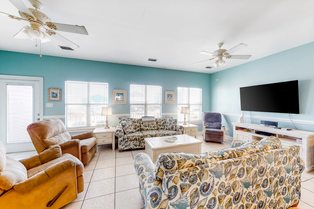 Two-Story Beachfront Condo wBalcony, AC, Free WiFi, Shared Pool, Hot Tub, W&D