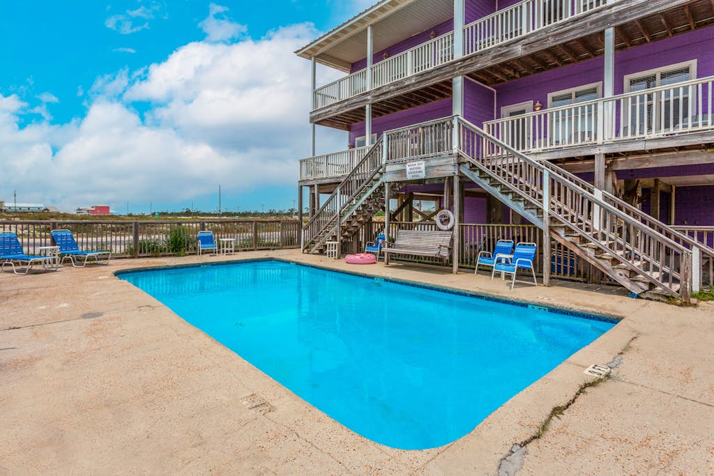 Two-Story Beachfront Condo wBalcony, AC, Free WiFi, Shared Pool, Hot Tub, W&D