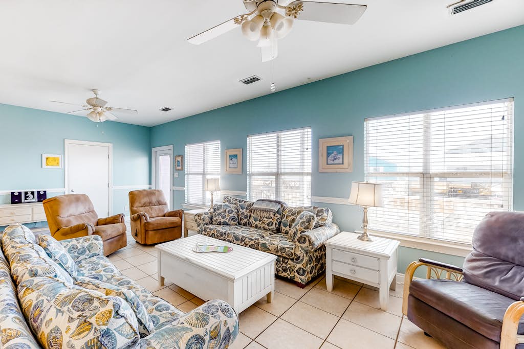 Two-Story Beachfront Condo wBalcony, AC, Free WiFi, Shared Pool, Hot Tub, W&D