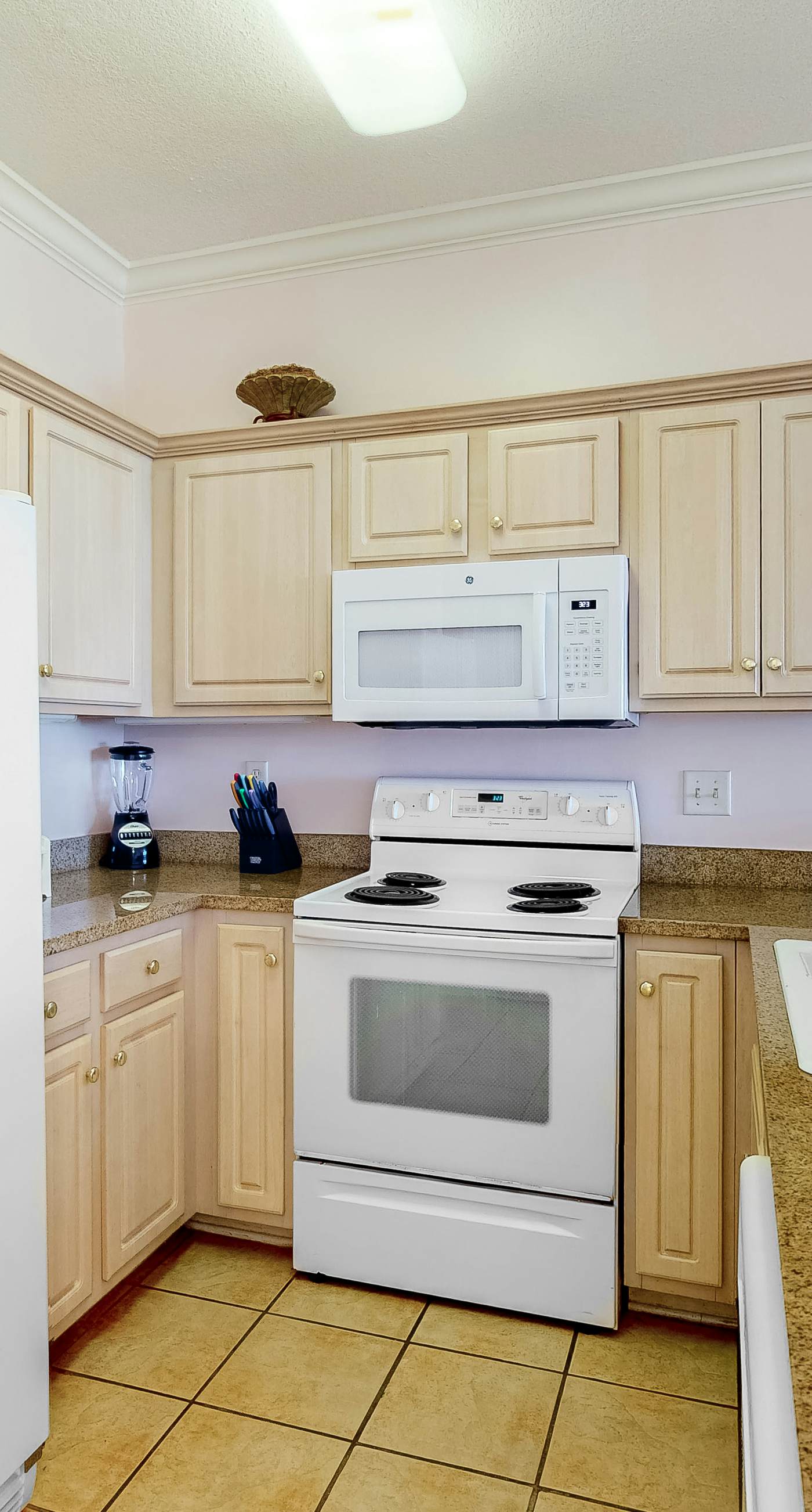 Gulf-Front, 12th-Floor Condo w Great View, Balcony, AC & Shared Pools Hot Tubs