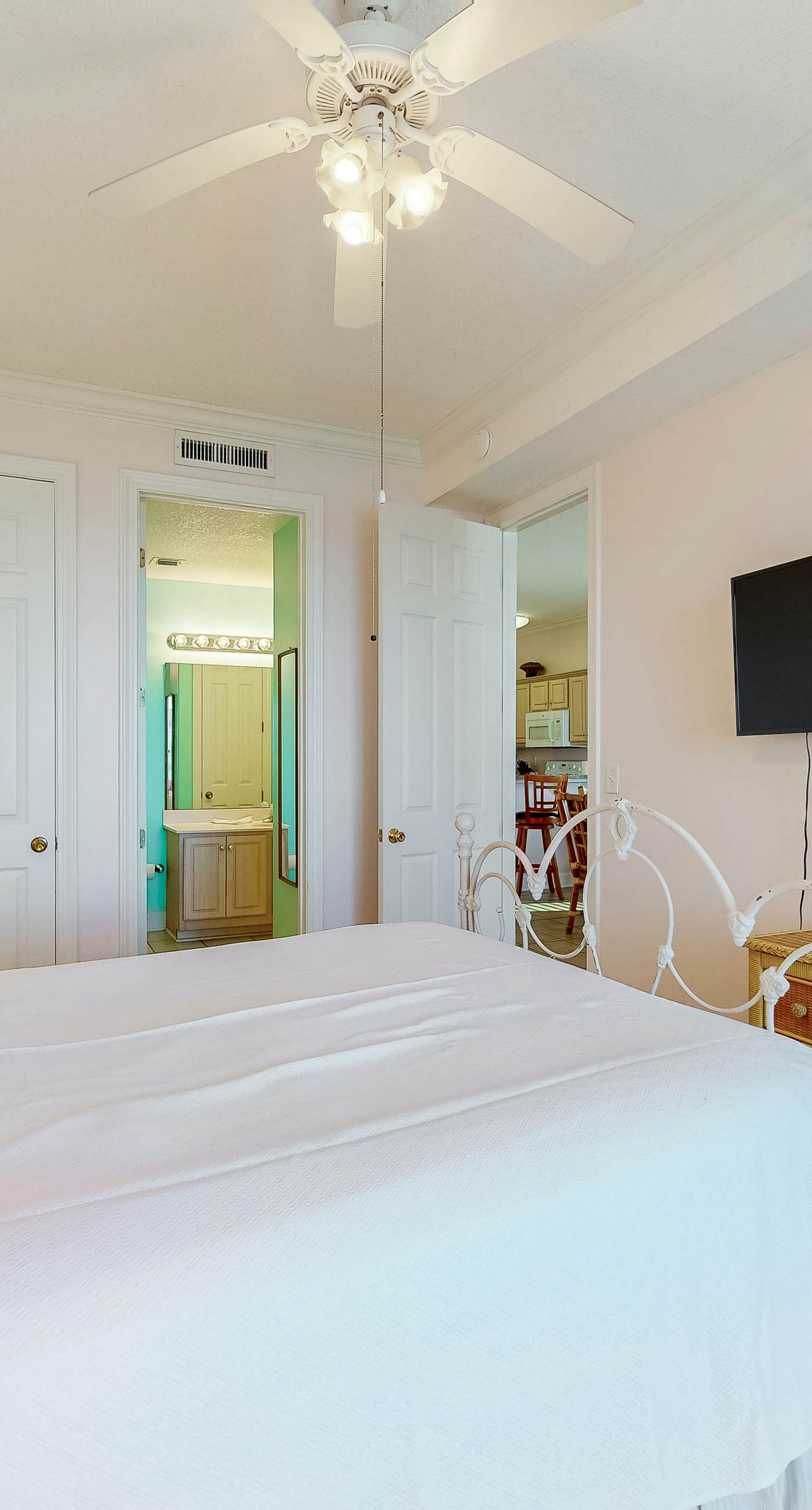 Gulf-Front, 12th-Floor Condo w Great View, Balcony, AC & Shared Pools Hot Tubs