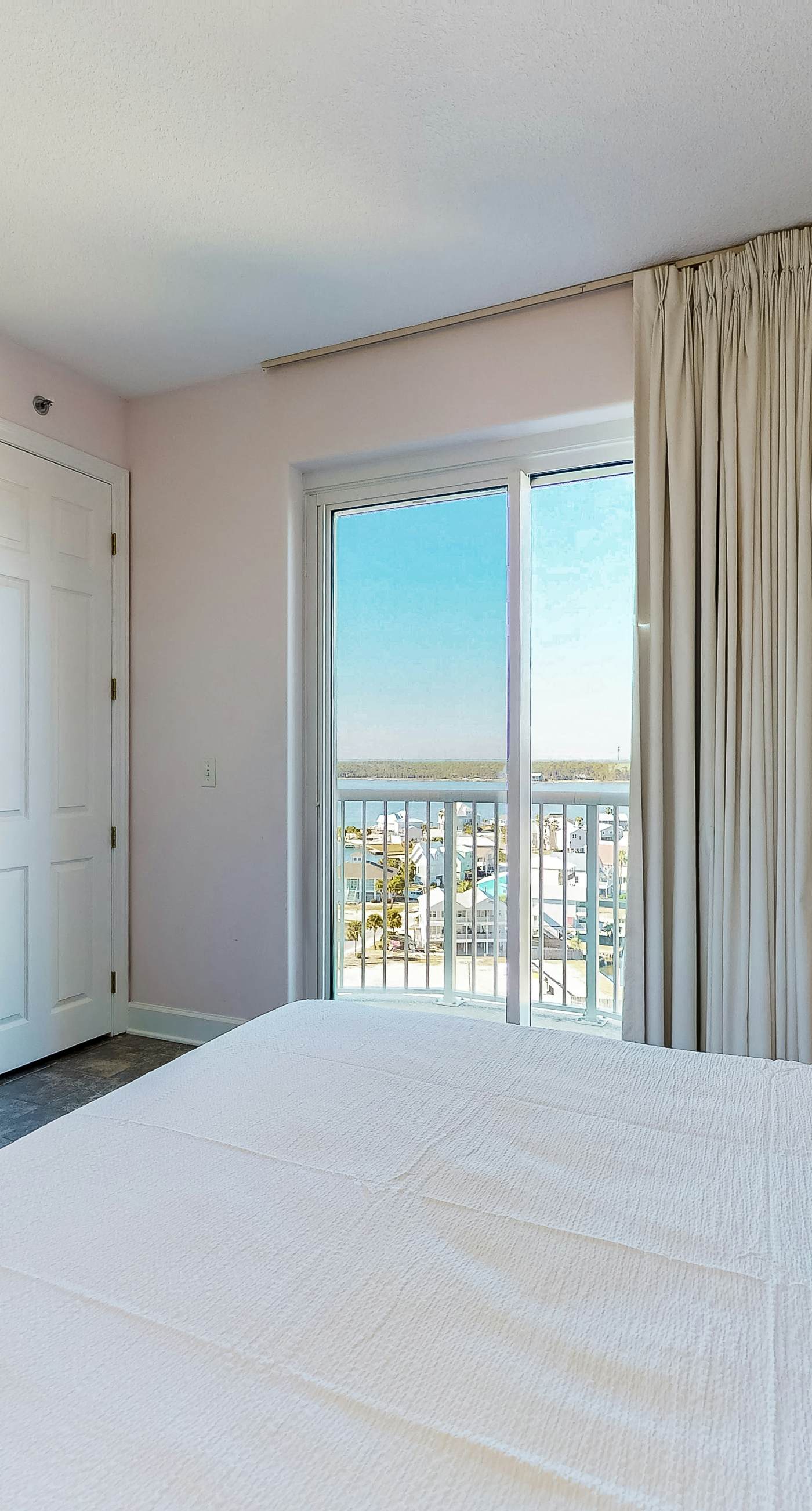 Gulf-Front, 12th-Floor Condo w Great View, Balcony, AC & Shared Pools Hot Tubs