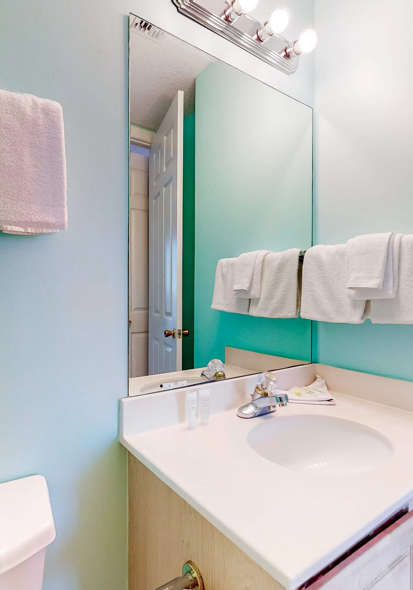 Gulf-Front, 12th-Floor Condo w Great View, Balcony, AC & Shared Pools Hot Tubs