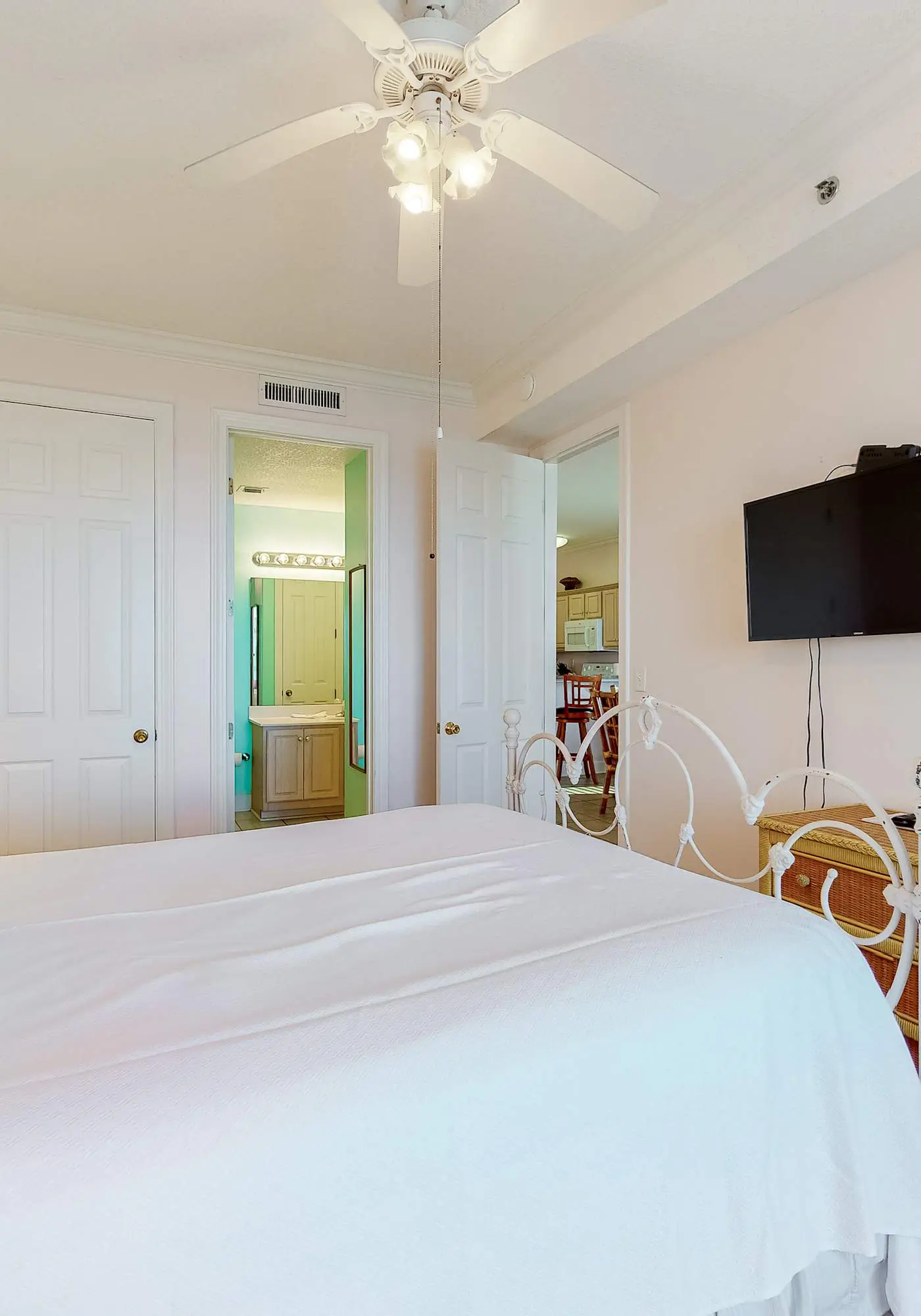 Gulf-Front, 12th-Floor Condo w Great View, Balcony, AC & Shared Pools Hot Tubs