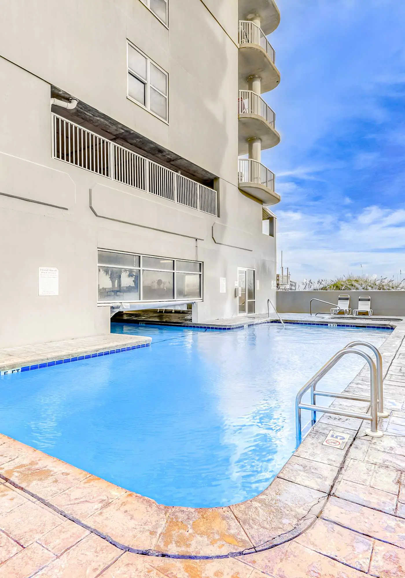 Gulf-Front, 12th-Floor Condo w Great View, Balcony, AC & Shared Pools Hot Tubs