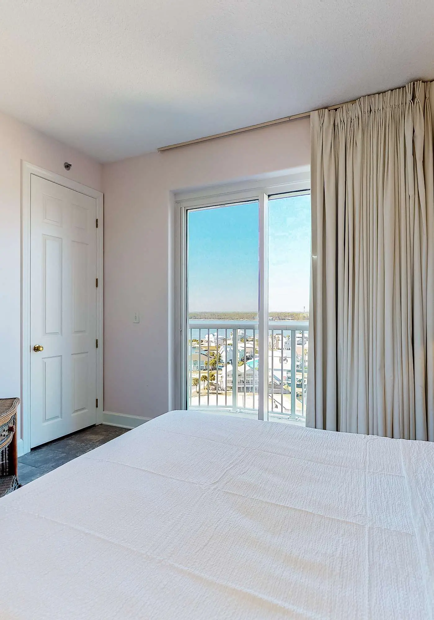 Gulf-Front, 12th-Floor Condo w Great View, Balcony, AC & Shared Pools Hot Tubs