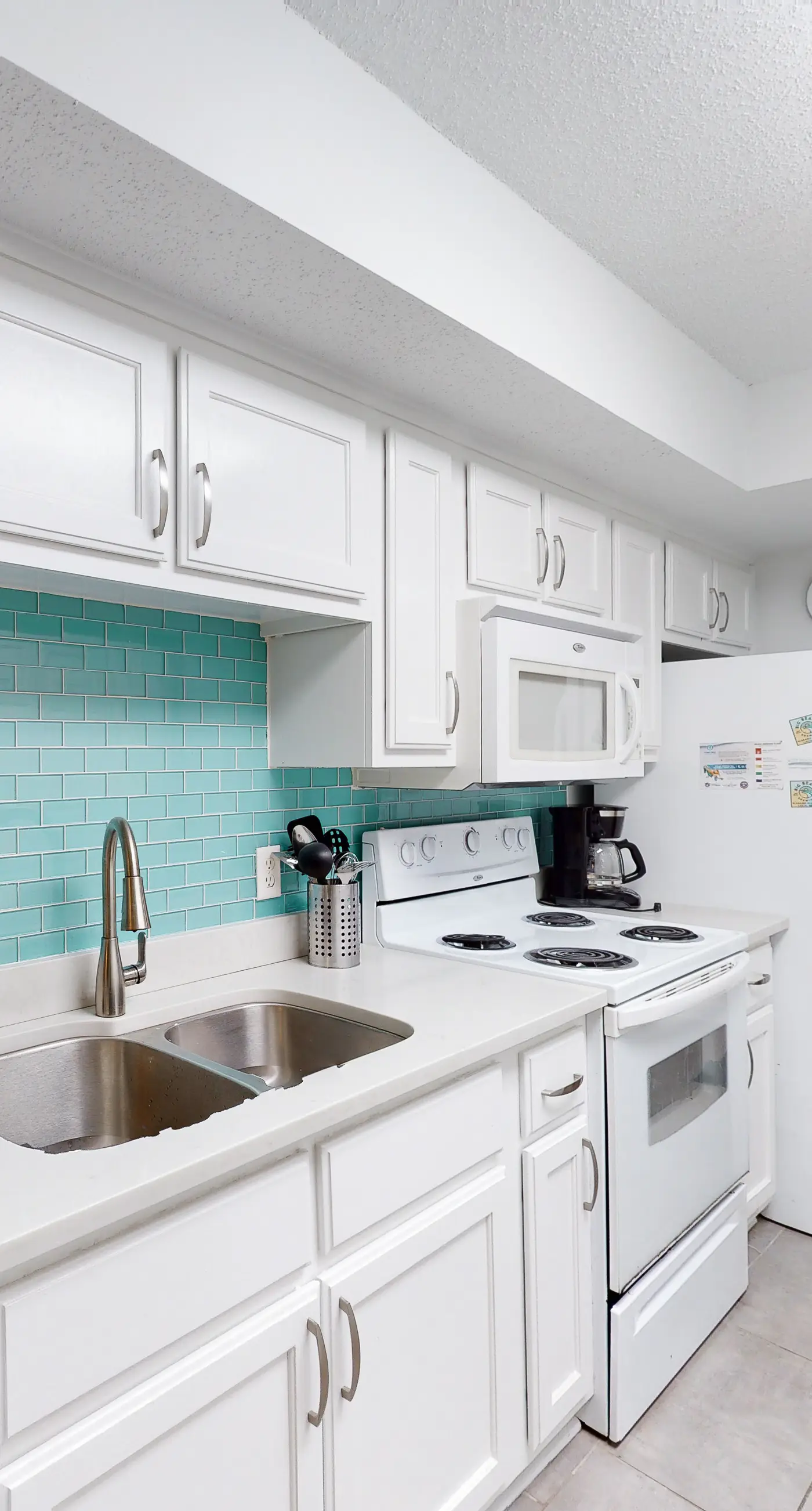 Renovated Gulf-front condo with lovely view, balcony, AC, W&D & pool