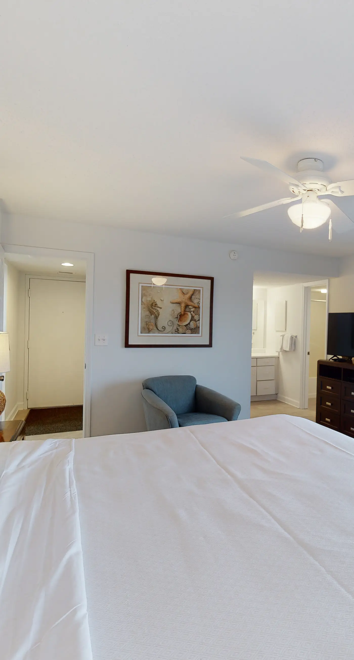 Renovated Gulf-front condo with lovely view, balcony, AC, W&D & pool