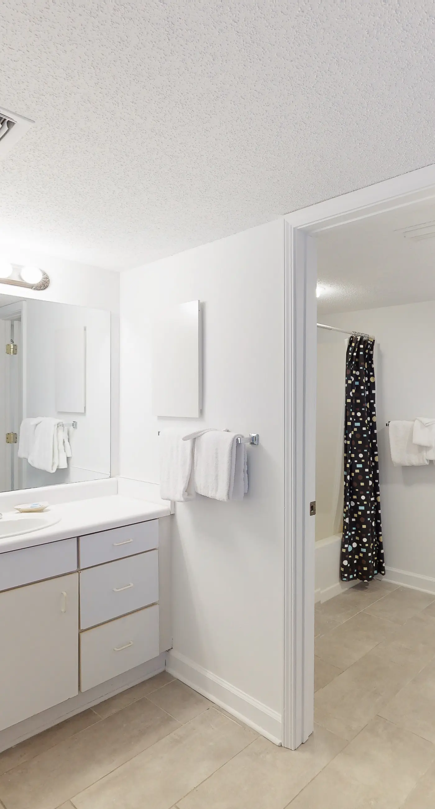 Renovated Gulf-front condo with lovely view, balcony, AC, W&D & pool