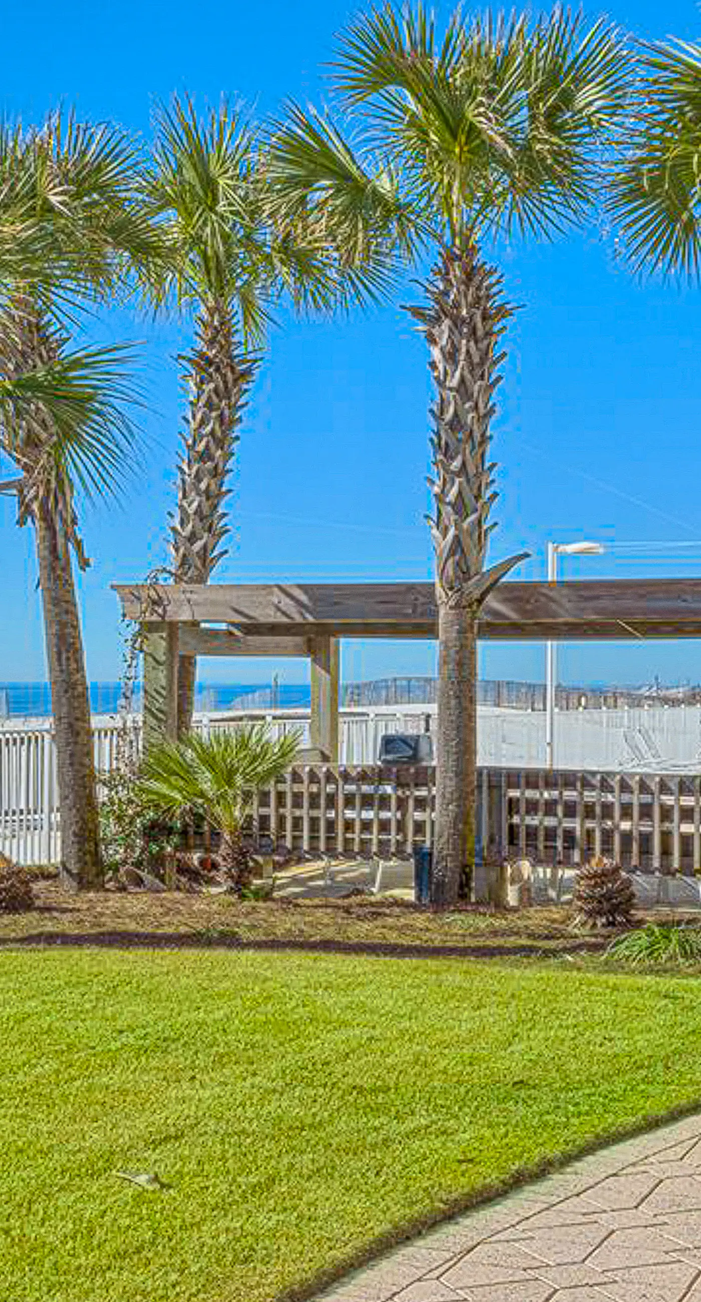 Renovated Gulf-front condo with lovely view, balcony, AC, W&D & pool