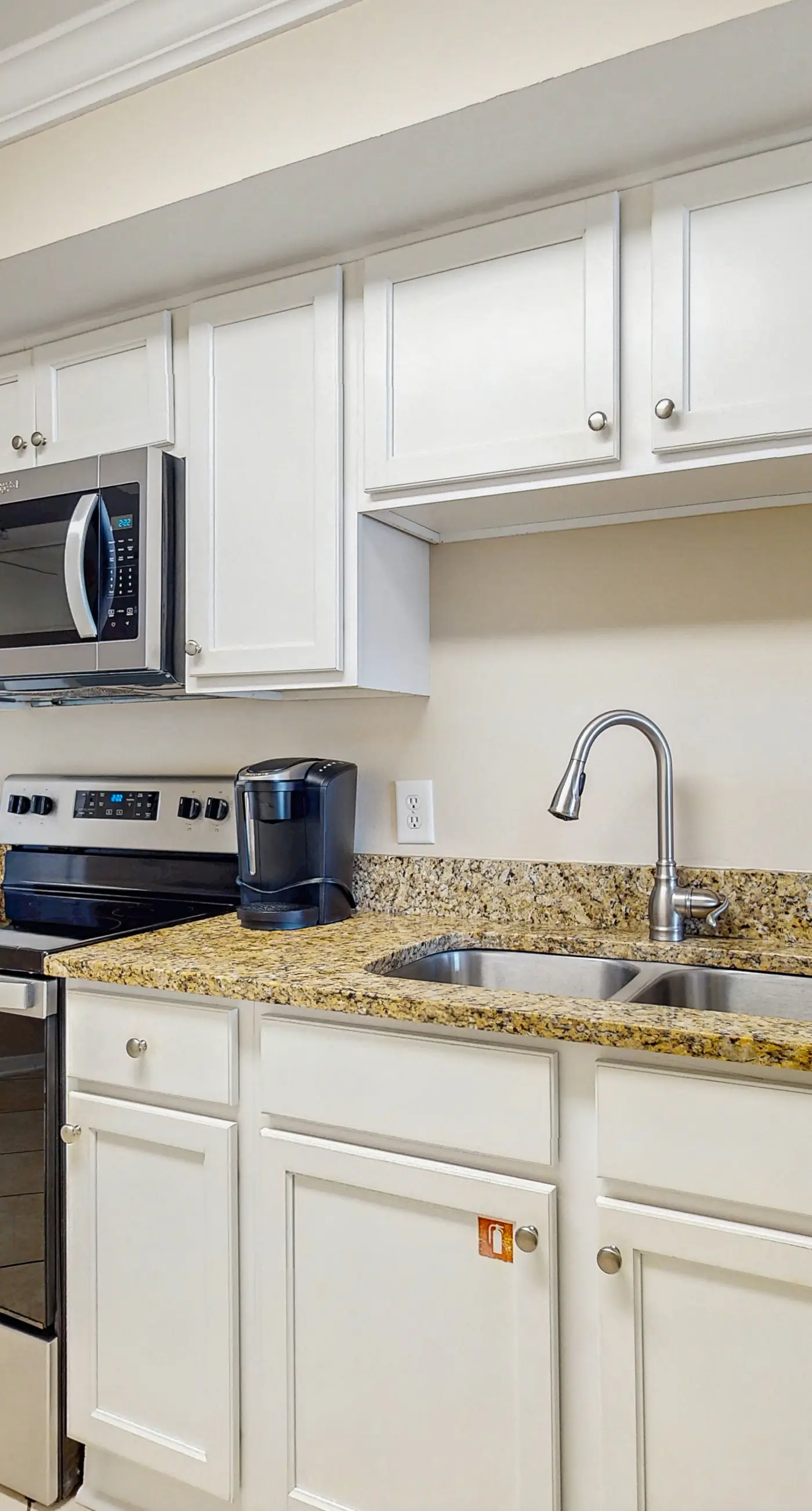 Elegant, Gulf-front condo with amazing view, pool, covered balcony, W/D & AC