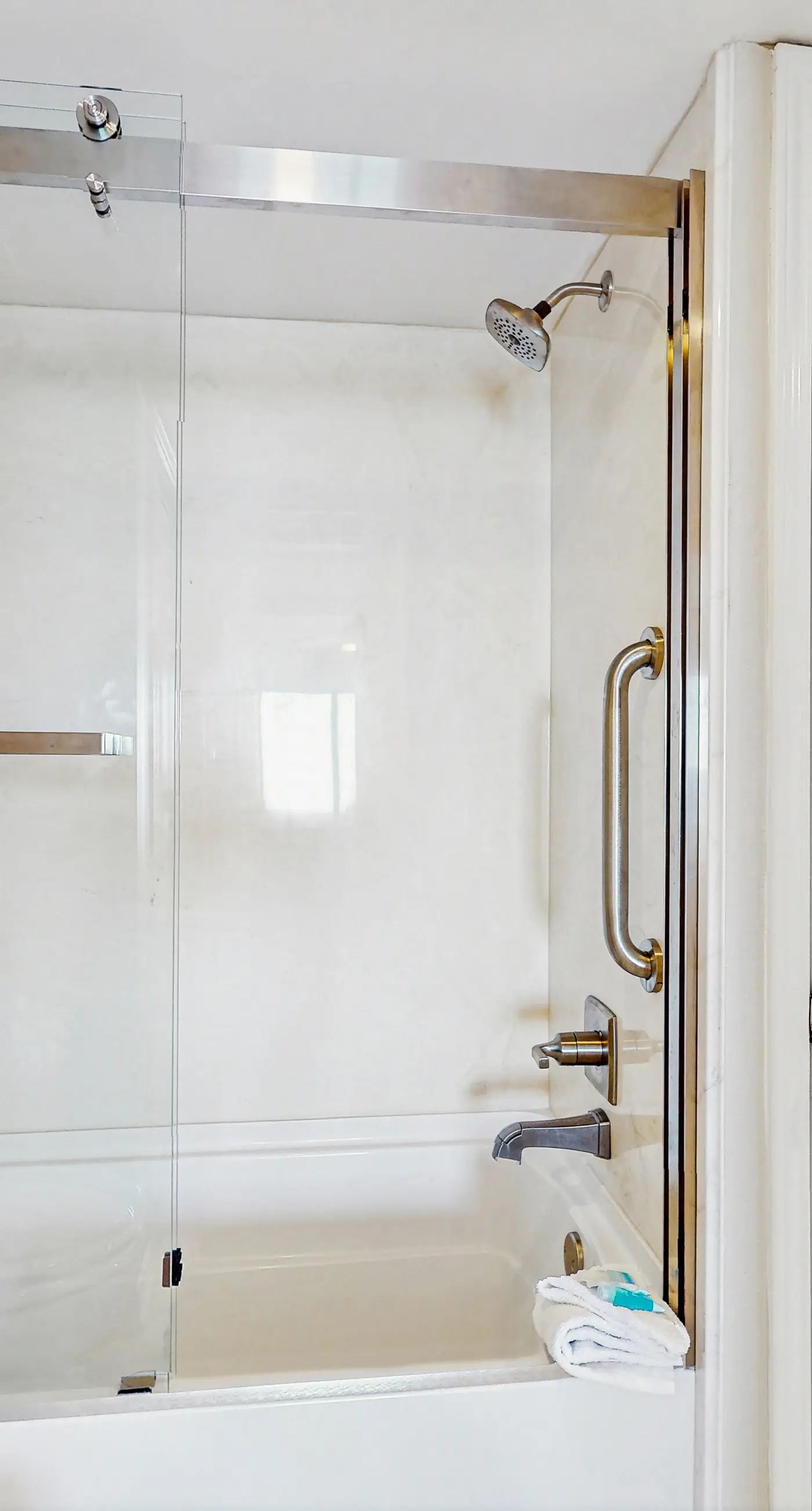 Elegant, Gulf-front condo with amazing view, pool, covered balcony, W/D & AC