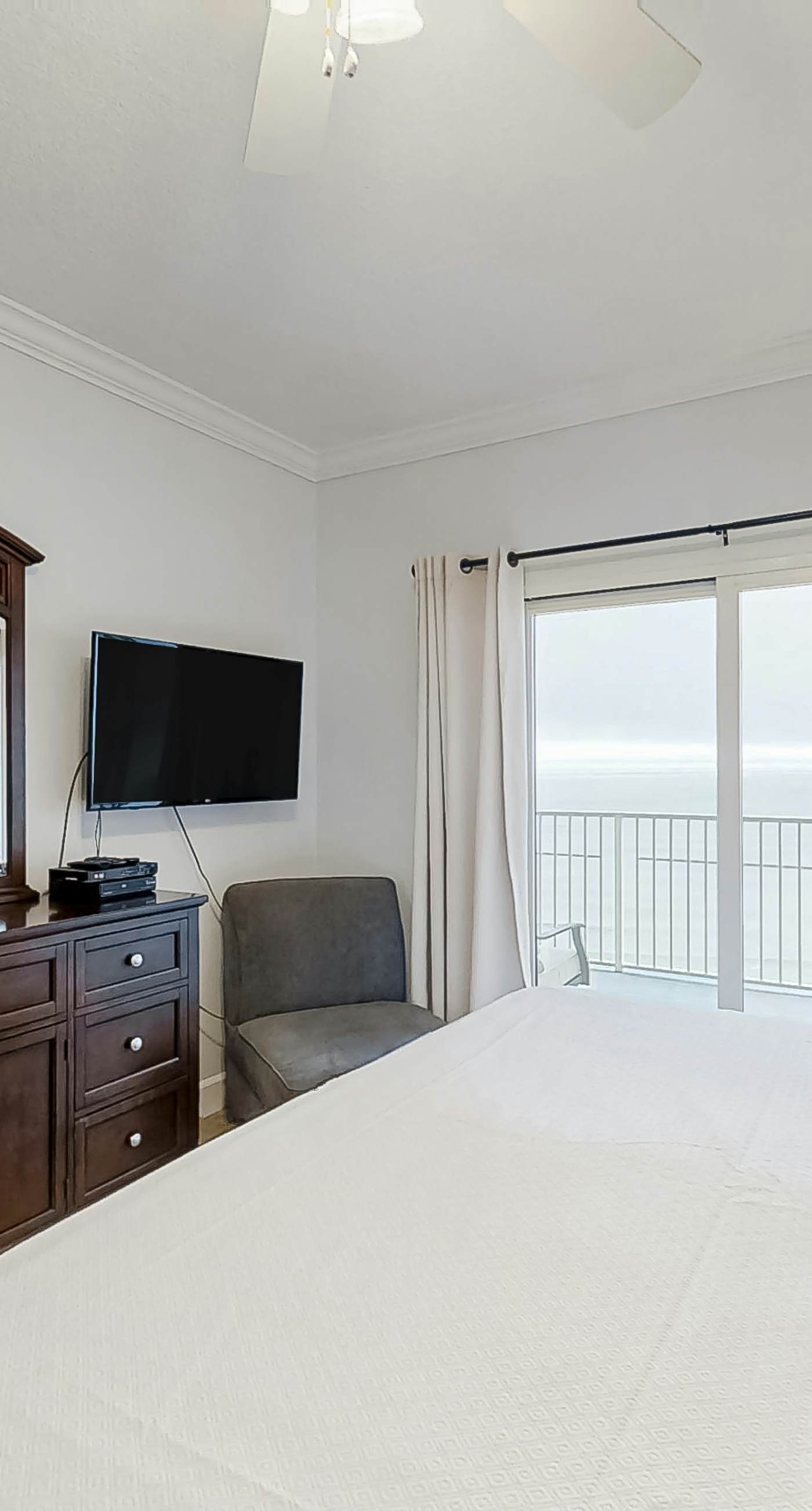 Well-Appointed Condo in Beachfront Luxury Resort with Shared Pool, Sauna, Balcony