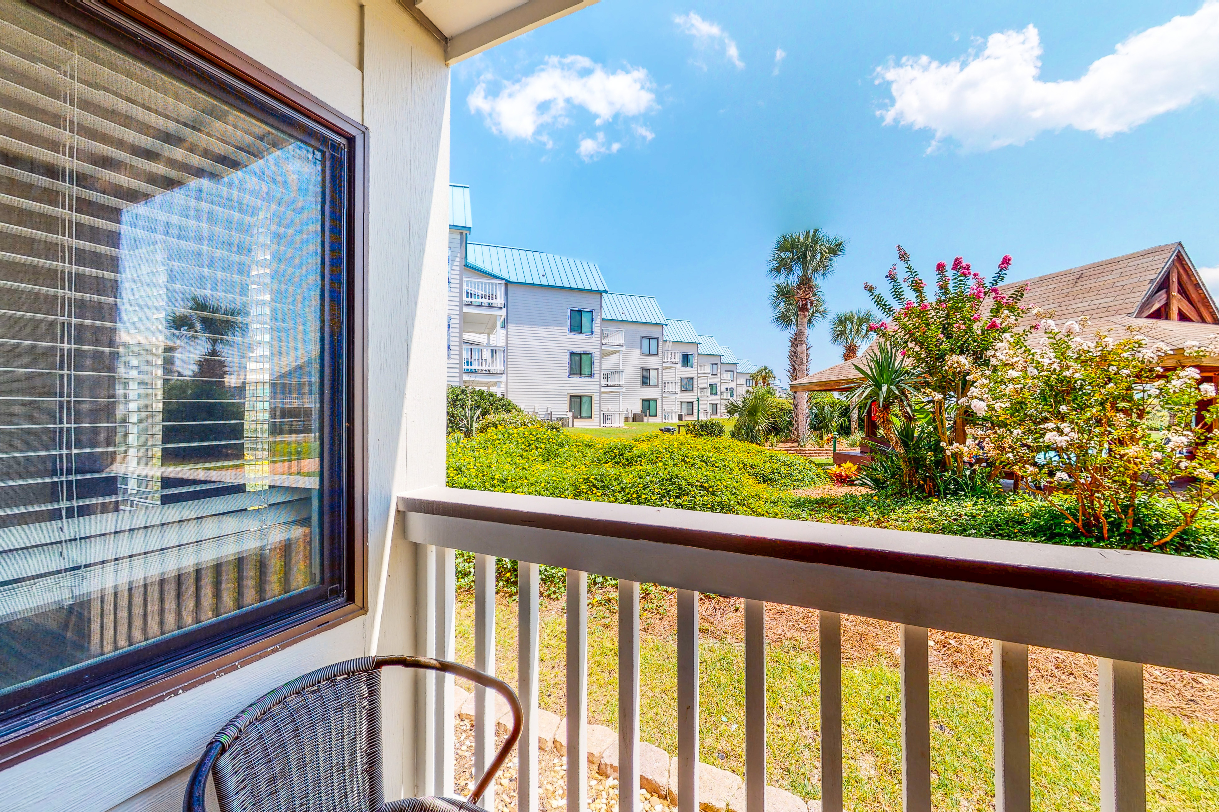 Cozy waterfront getaway with pools, hot tub & tennis courts