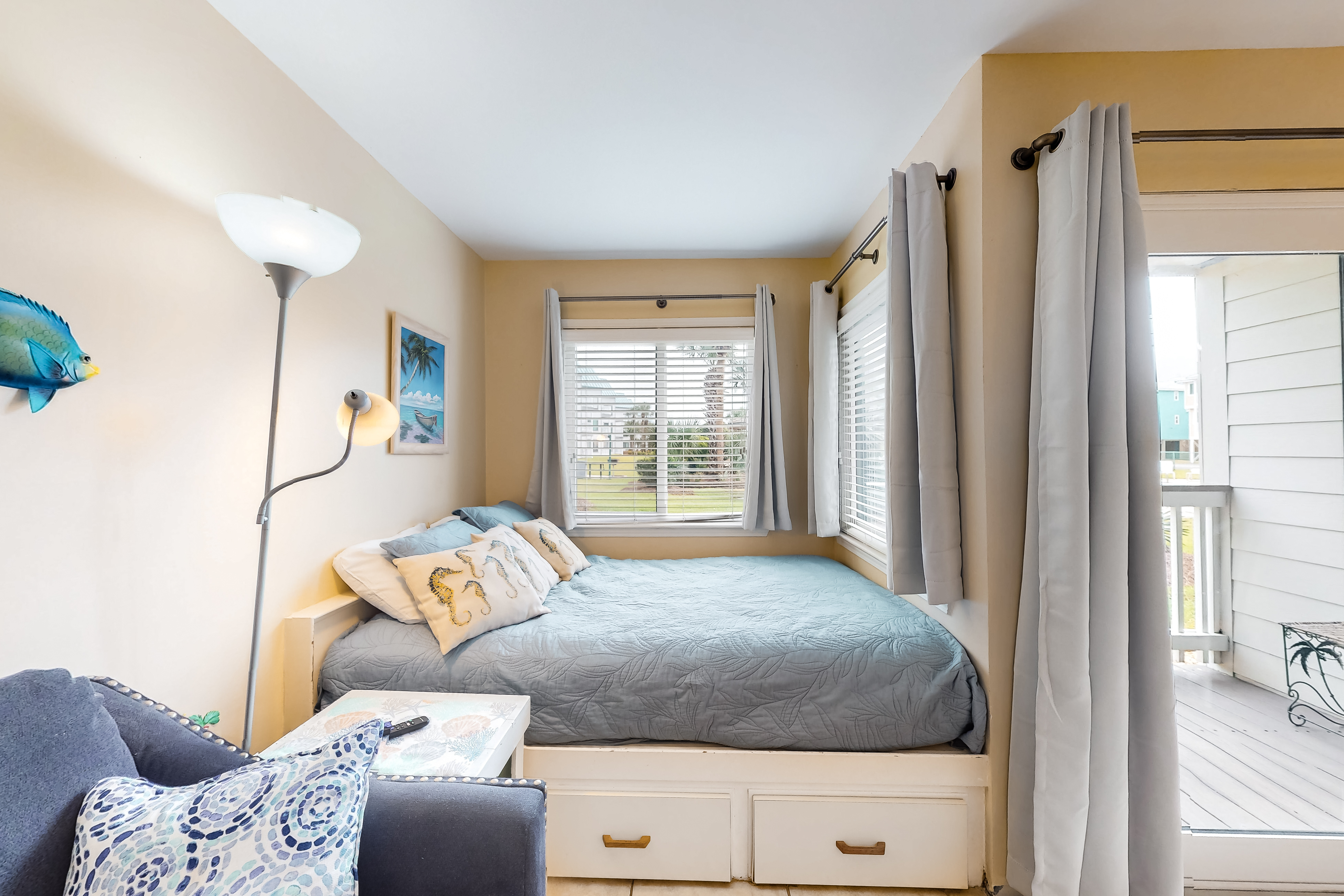 Cozy waterfront getaway with pools, hot tub & tennis courts