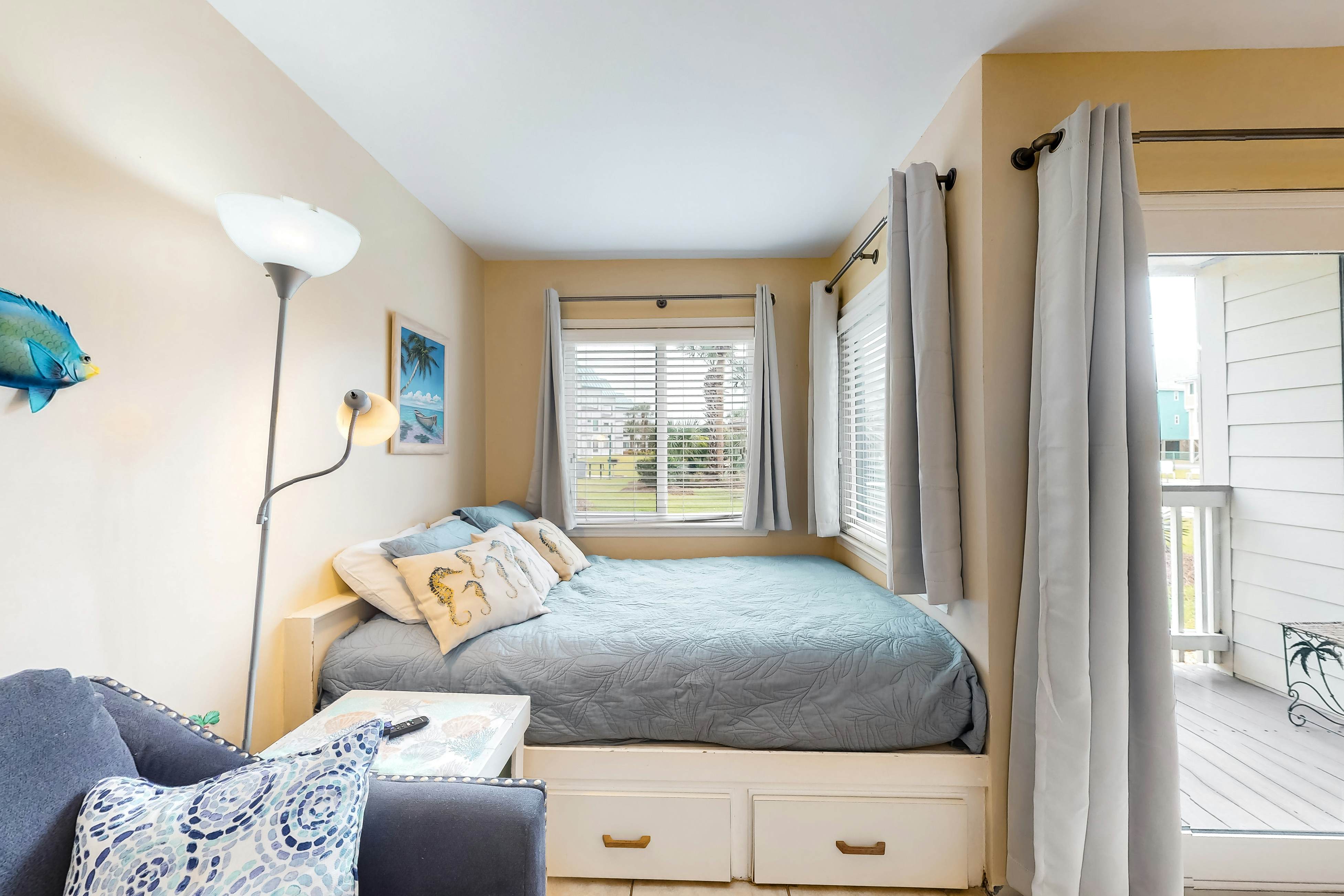 Cozy waterfront getaway with pools, hot tub & tennis courts