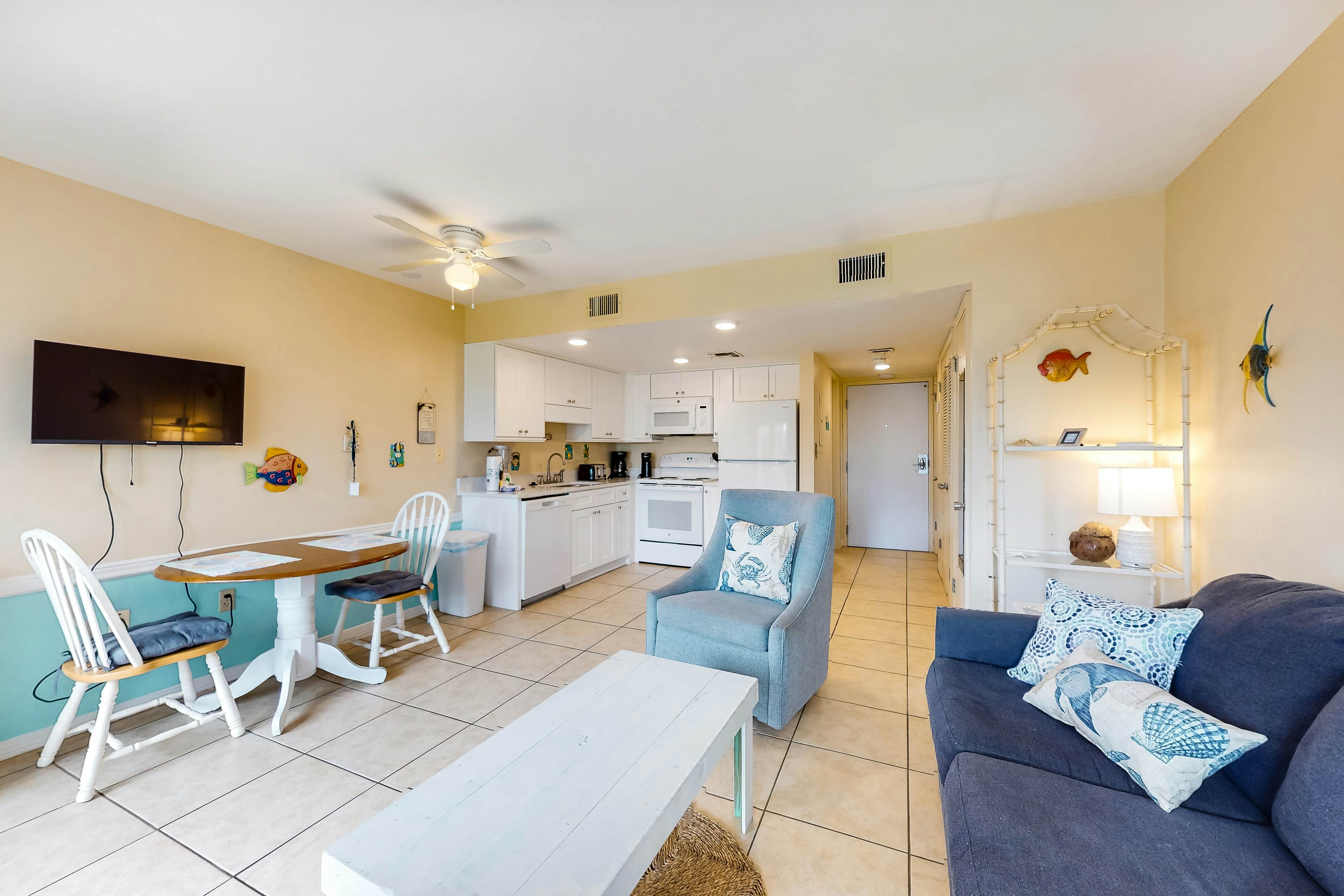 Cozy waterfront getaway with pools, hot tub & tennis courts