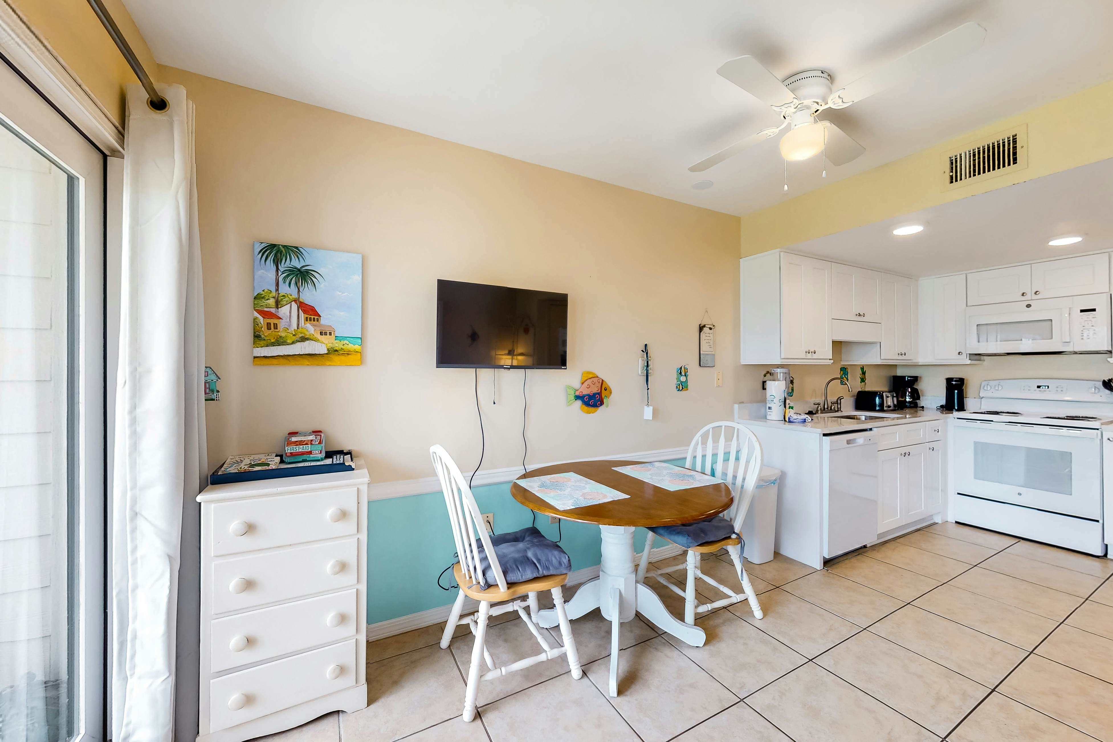 Cozy waterfront getaway with pools, hot tub & tennis courts