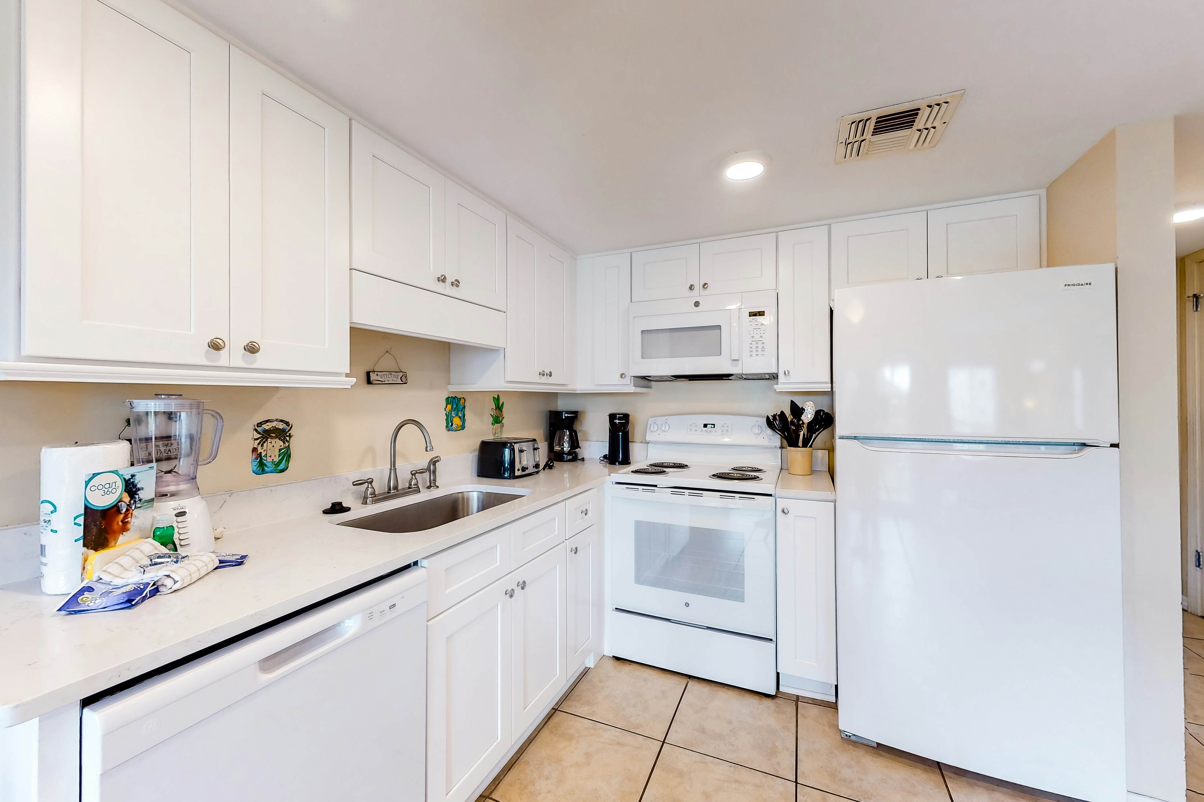 Cozy waterfront getaway with pools, hot tub & tennis courts