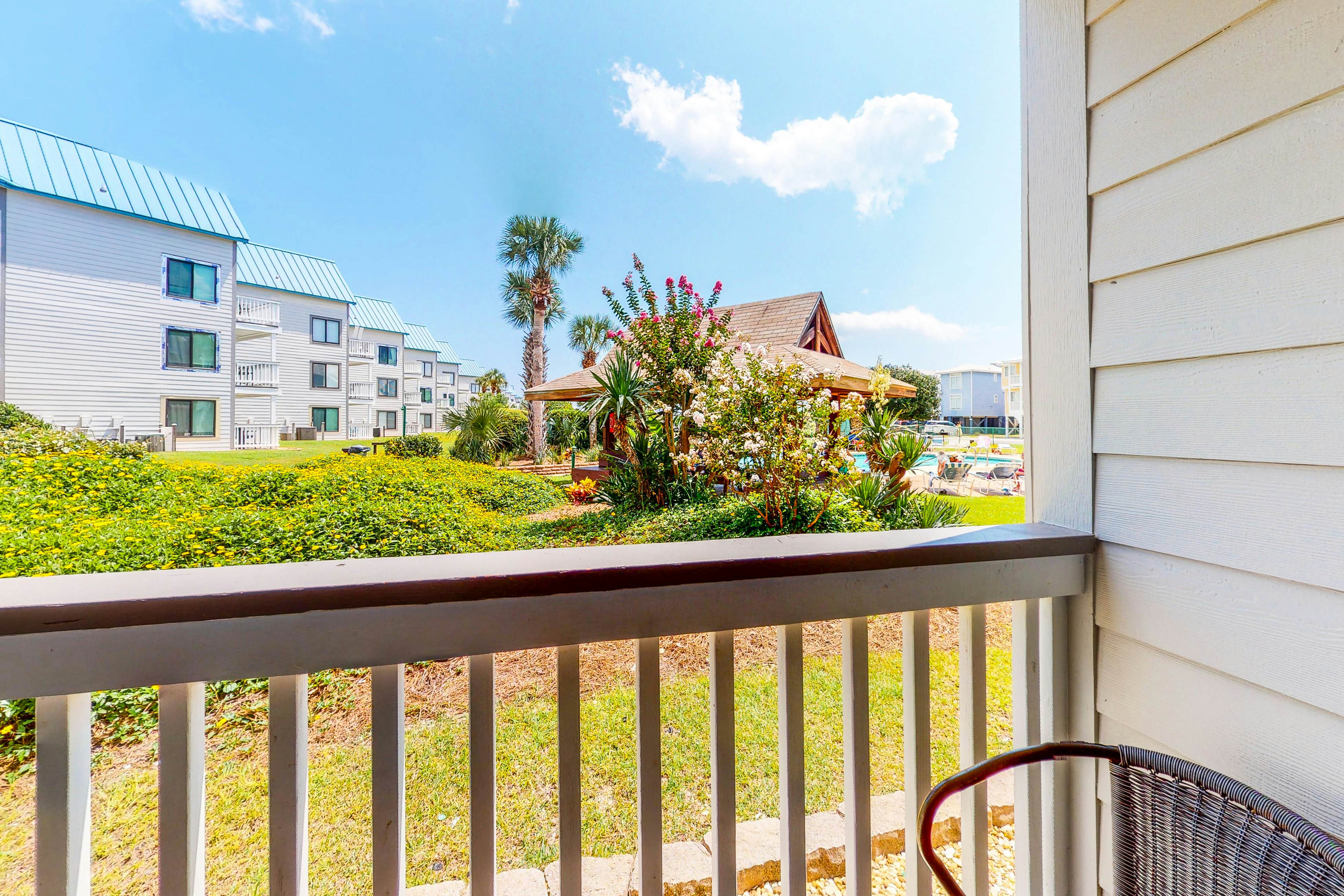 Cozy waterfront getaway with pools, hot tub & tennis courts