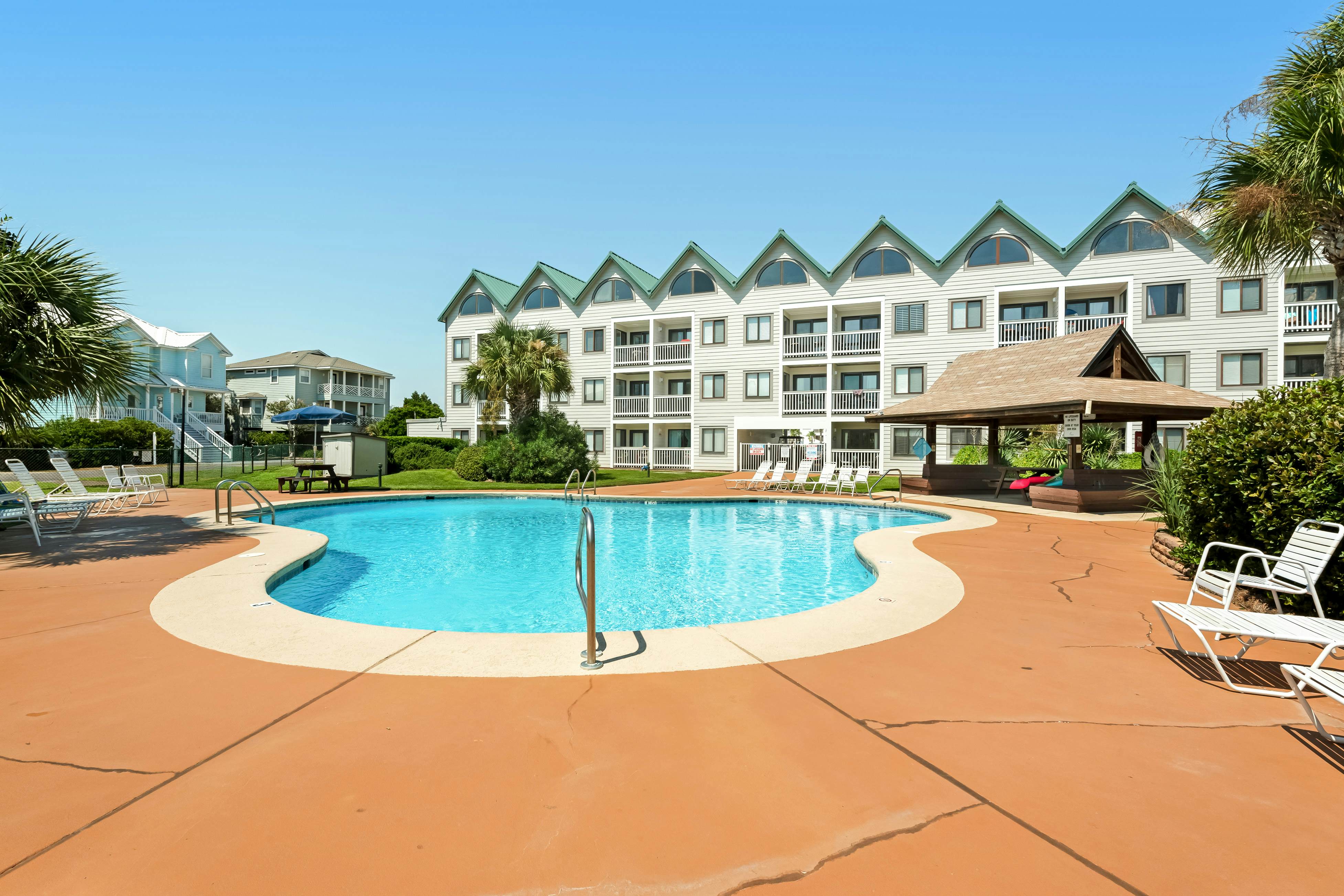 Cozy waterfront getaway with pools, hot tub & tennis courts