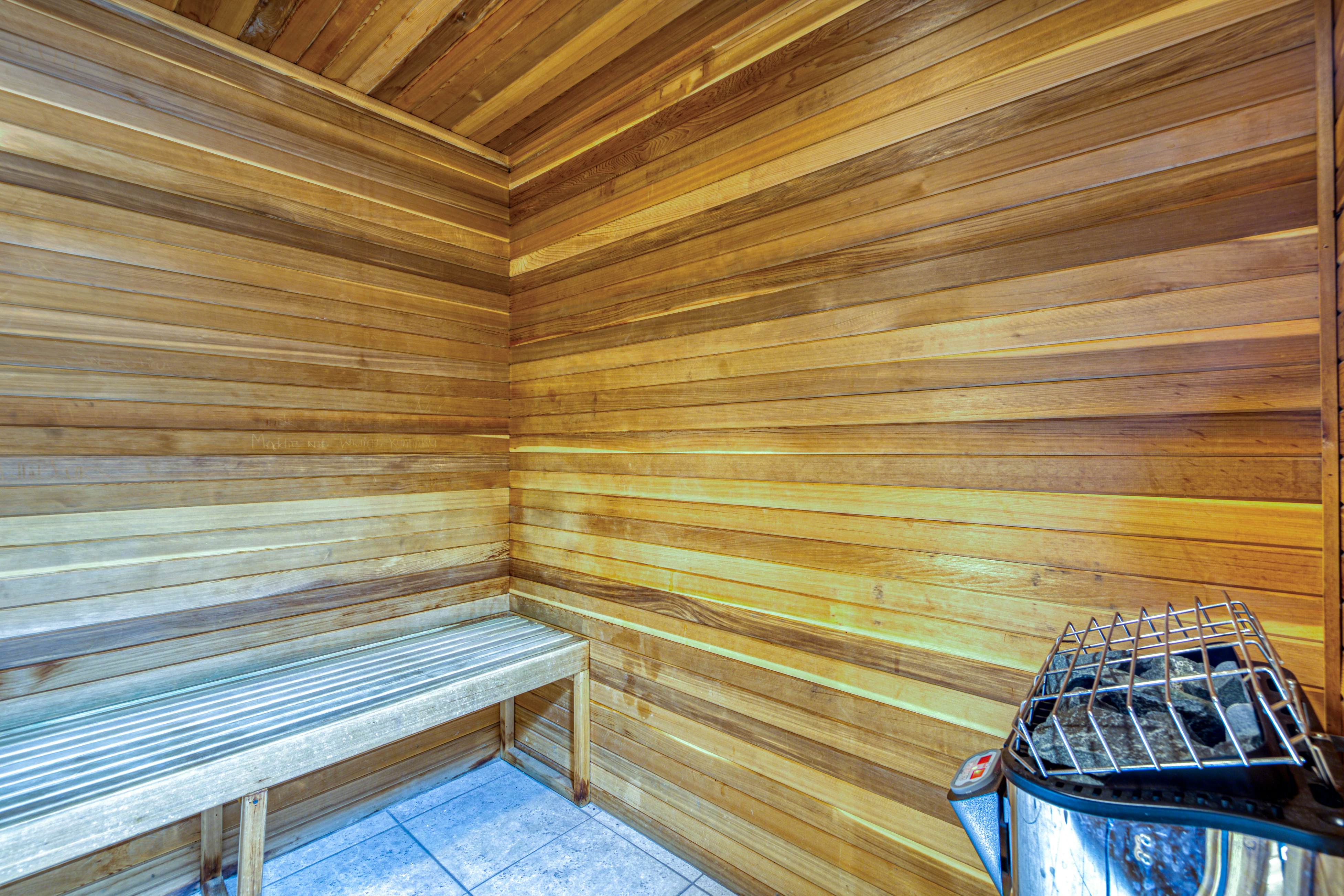 Cozy waterfront getaway with pools, hot tub & tennis courts