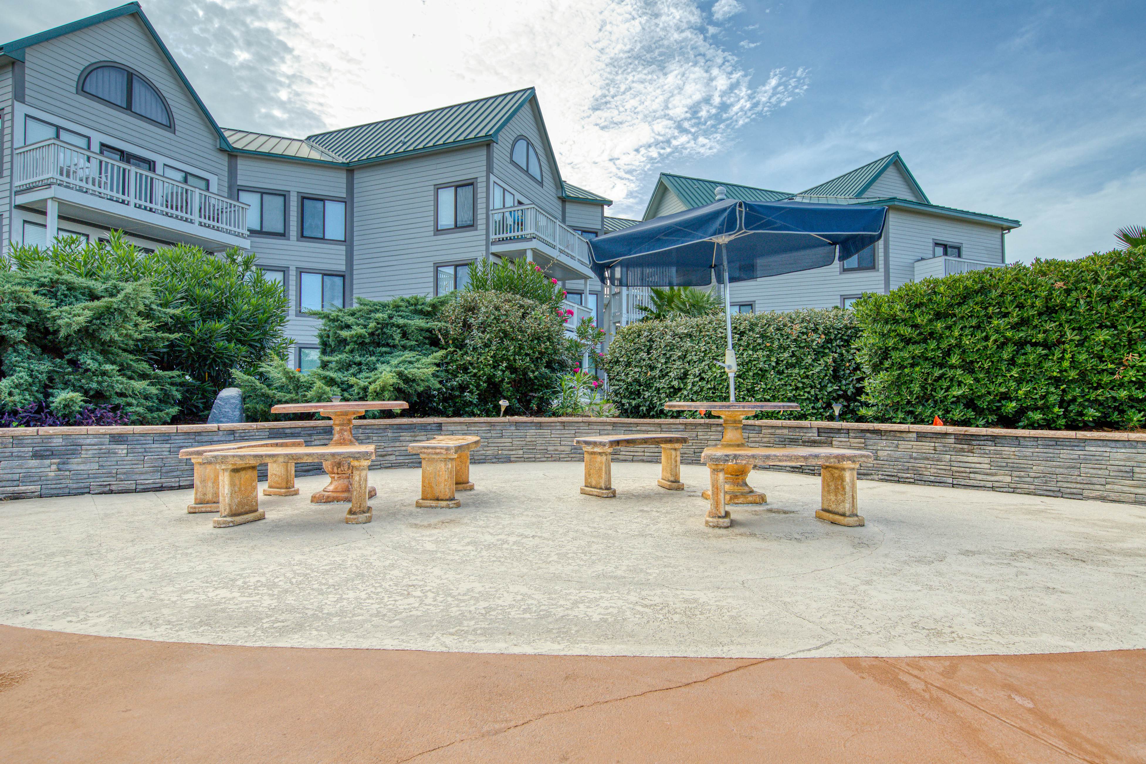 Cozy waterfront getaway with pools, hot tub & tennis courts