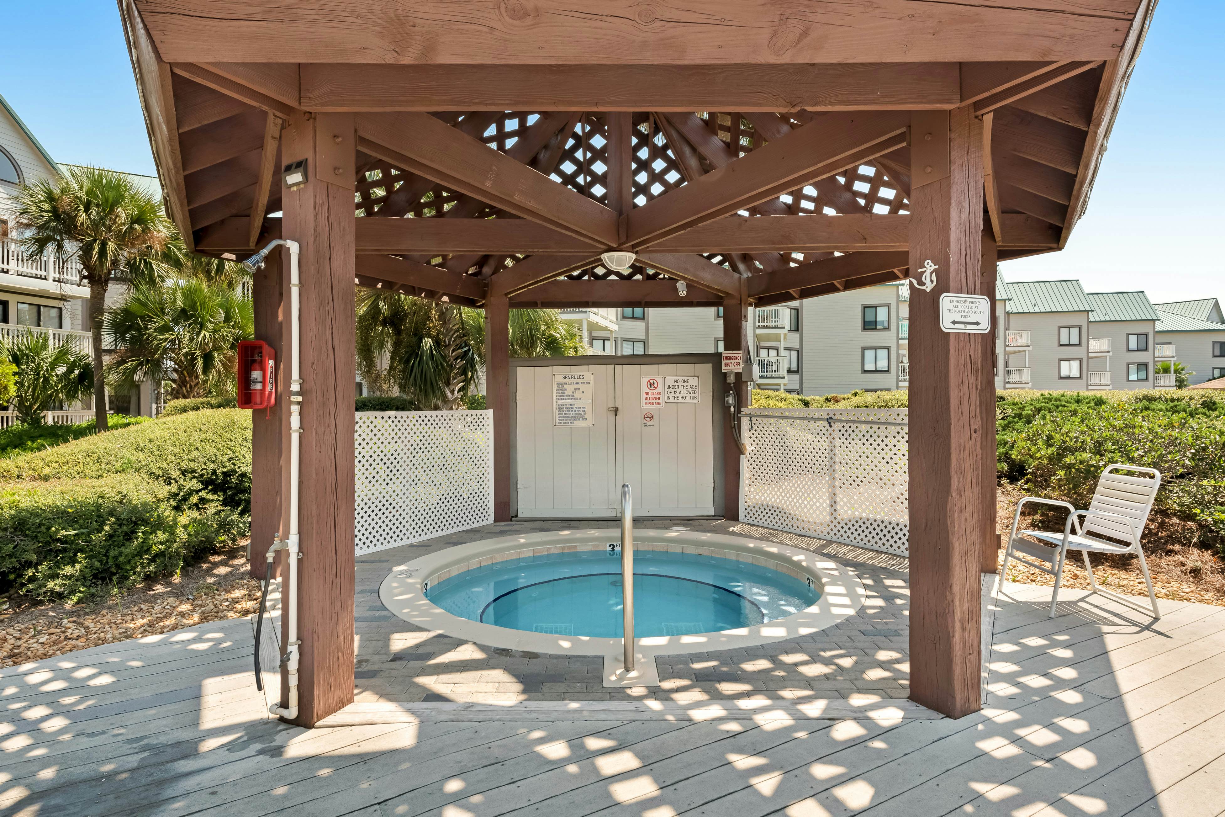 Cozy waterfront getaway with pools, hot tub & tennis courts