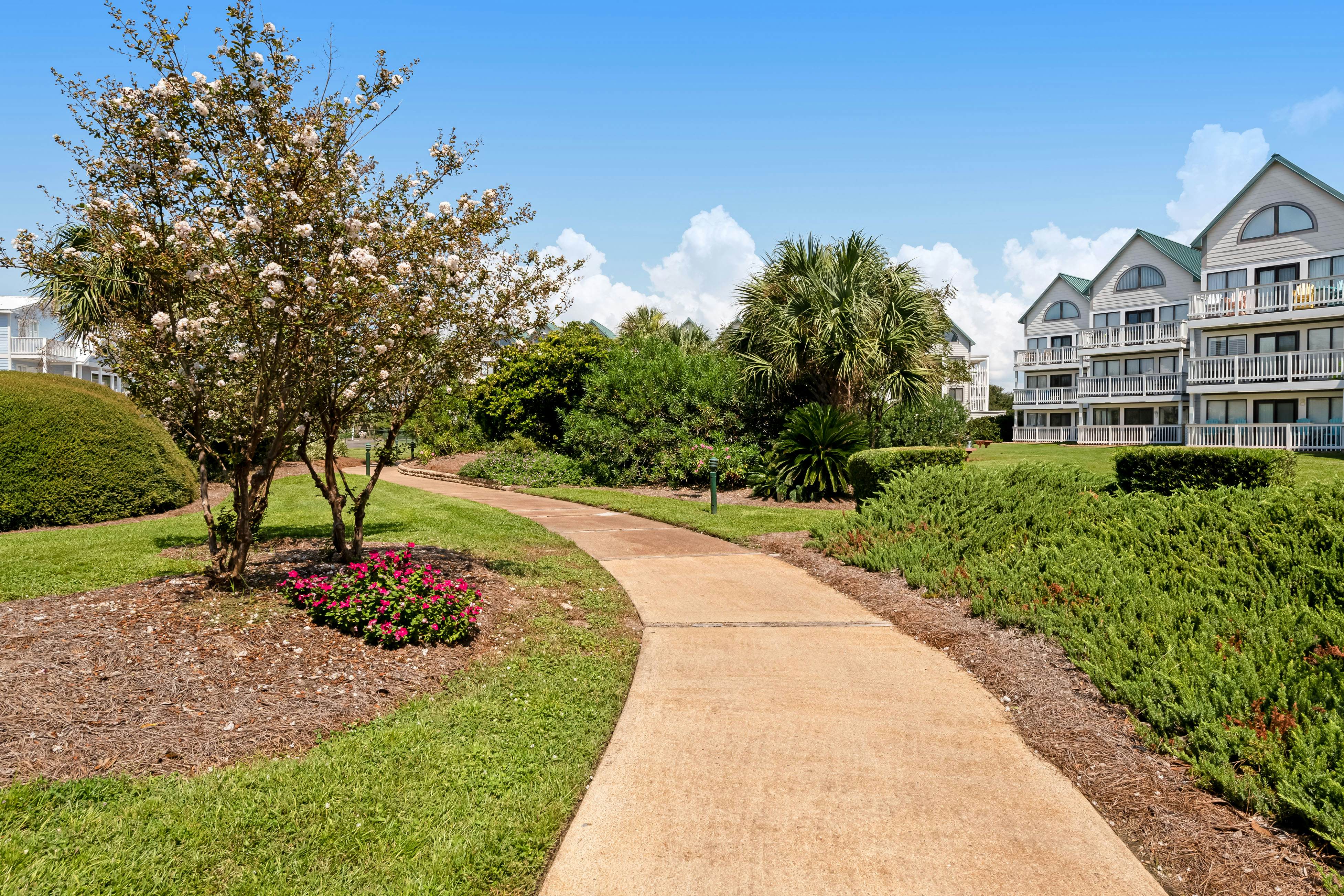 Cozy waterfront getaway with pools, hot tub & tennis courts