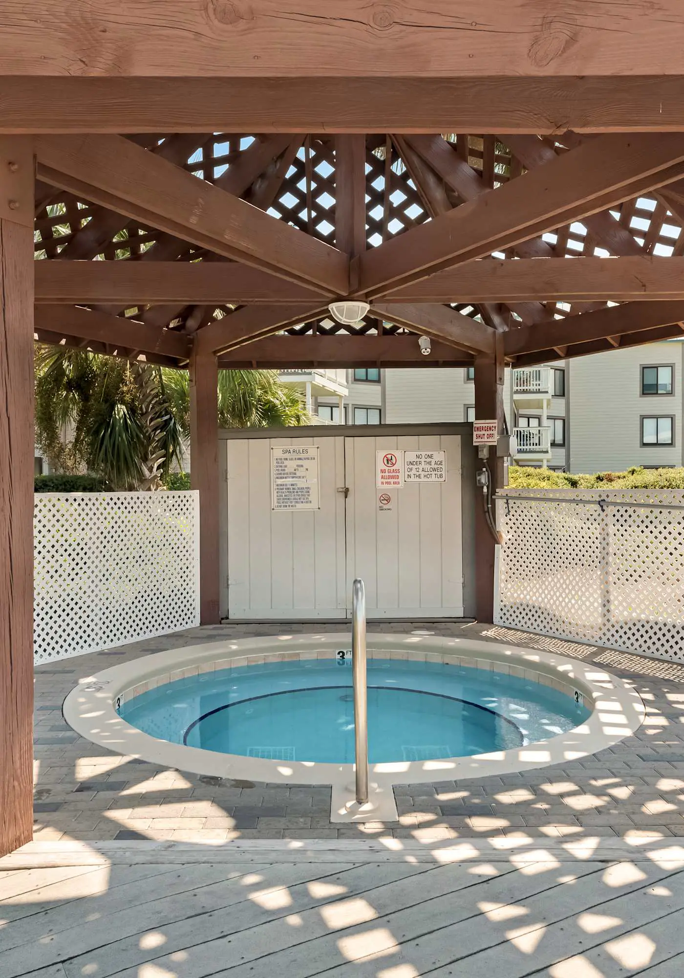 Cozy waterfront getaway with pools, hot tub & tennis courts