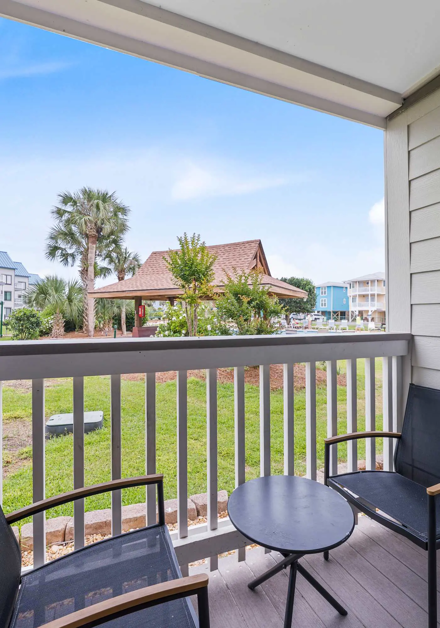 Cozy waterfront getaway with pools, hot tub & tennis courts