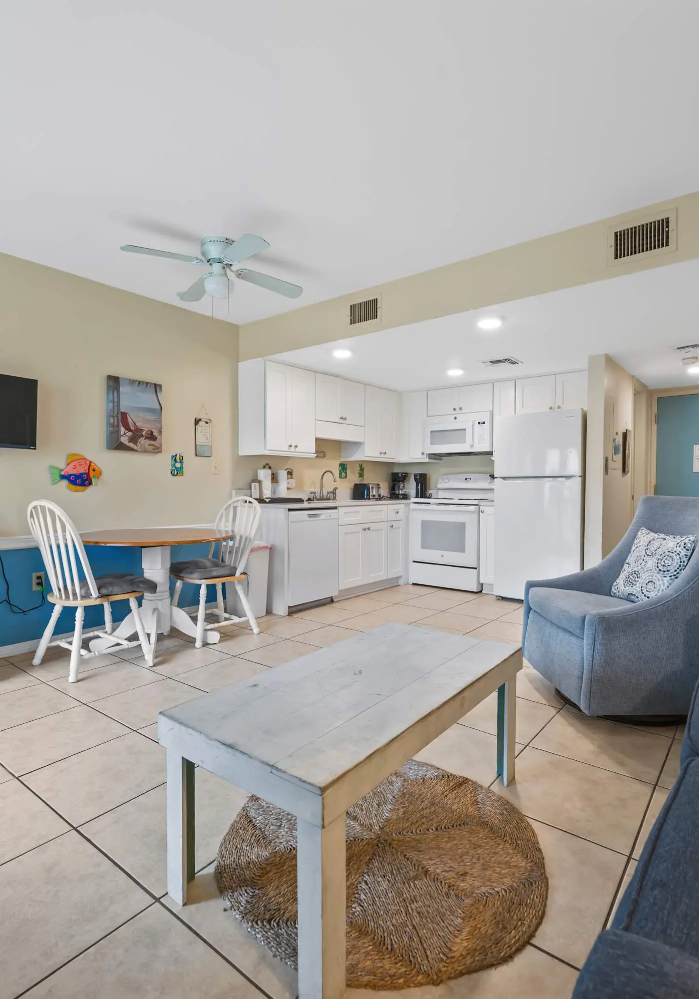 Cozy waterfront getaway with pools, hot tub & tennis courts