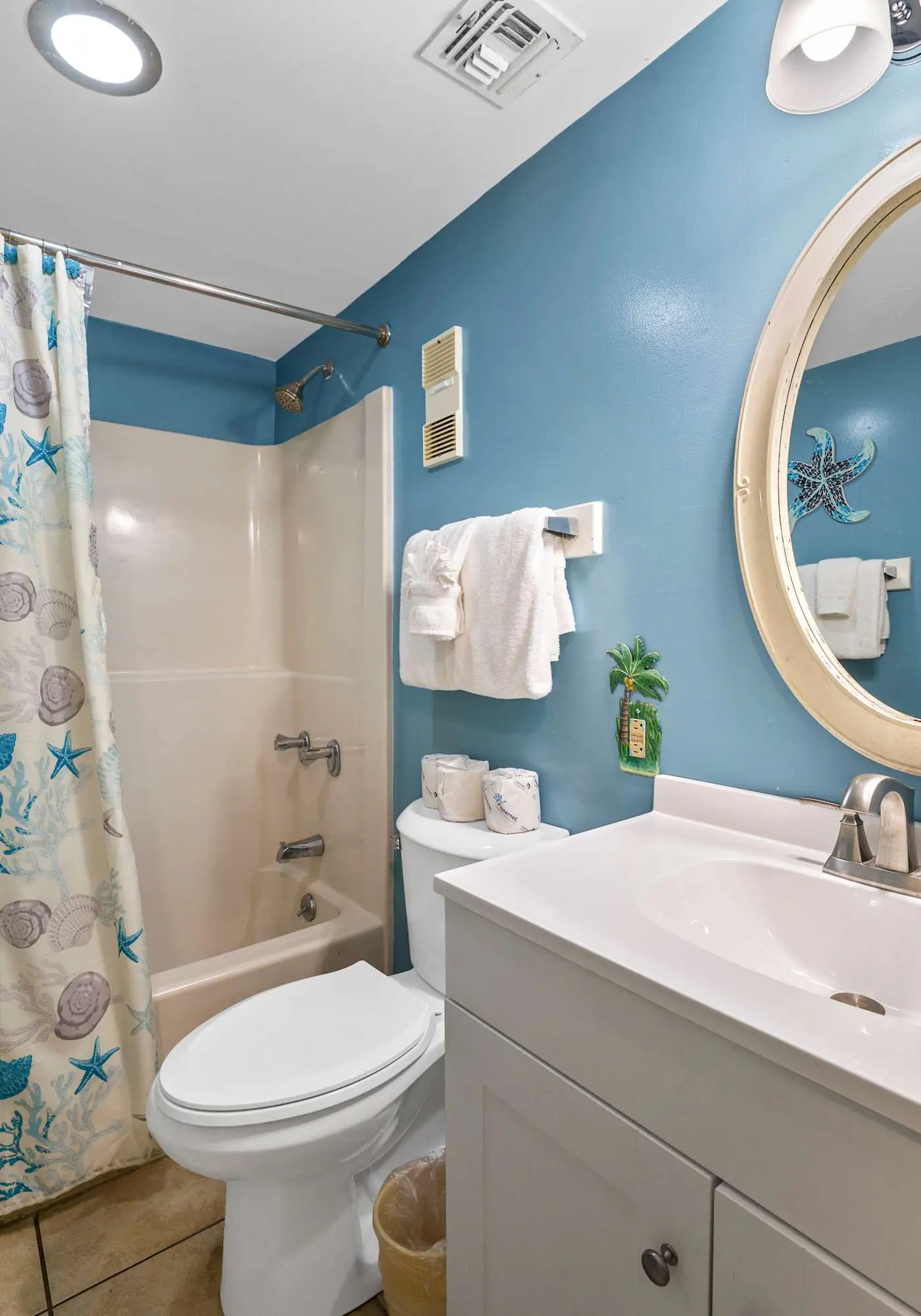 Cozy waterfront getaway with pools, hot tub & tennis courts
