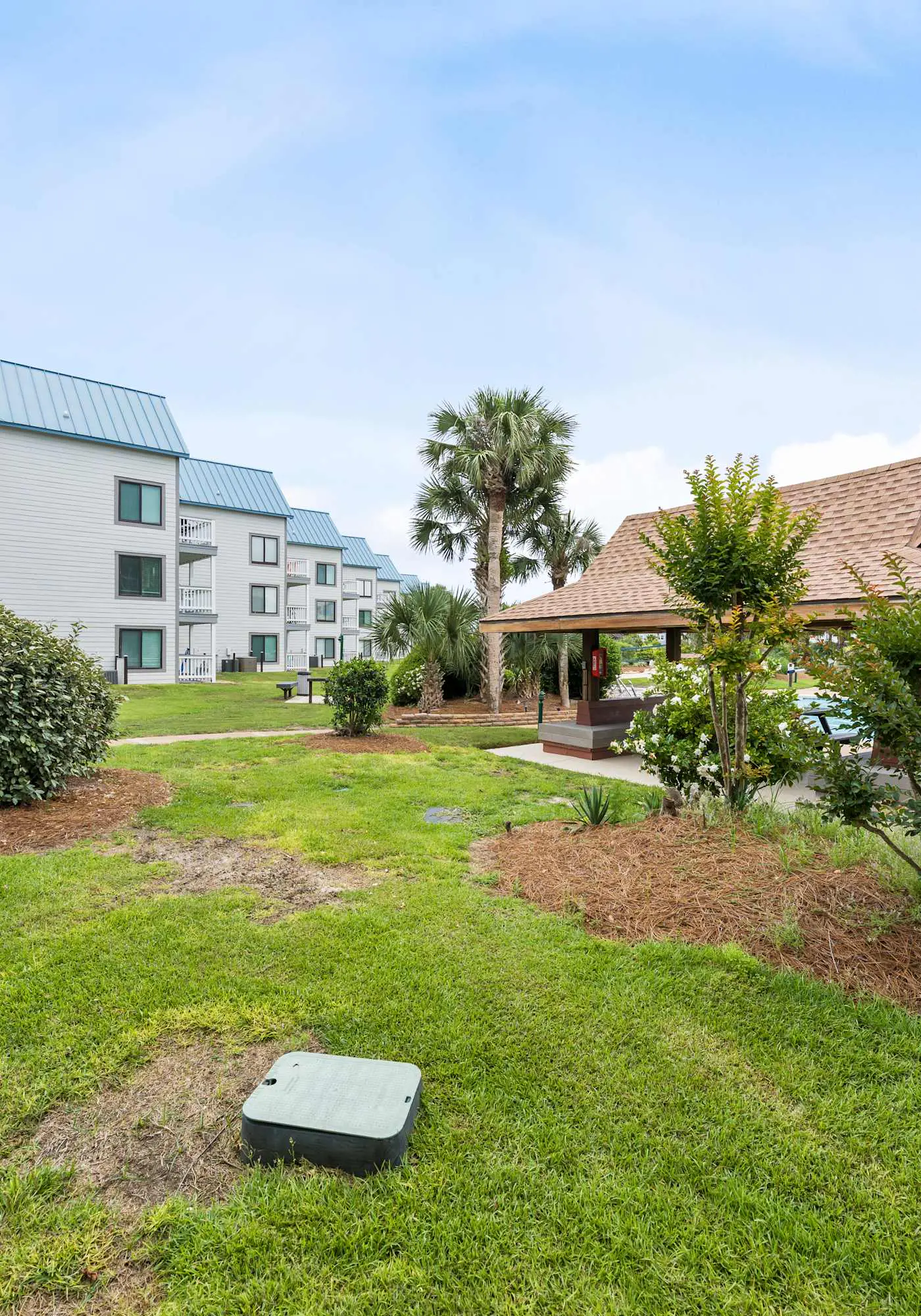 Cozy waterfront getaway with pools, hot tub & tennis courts