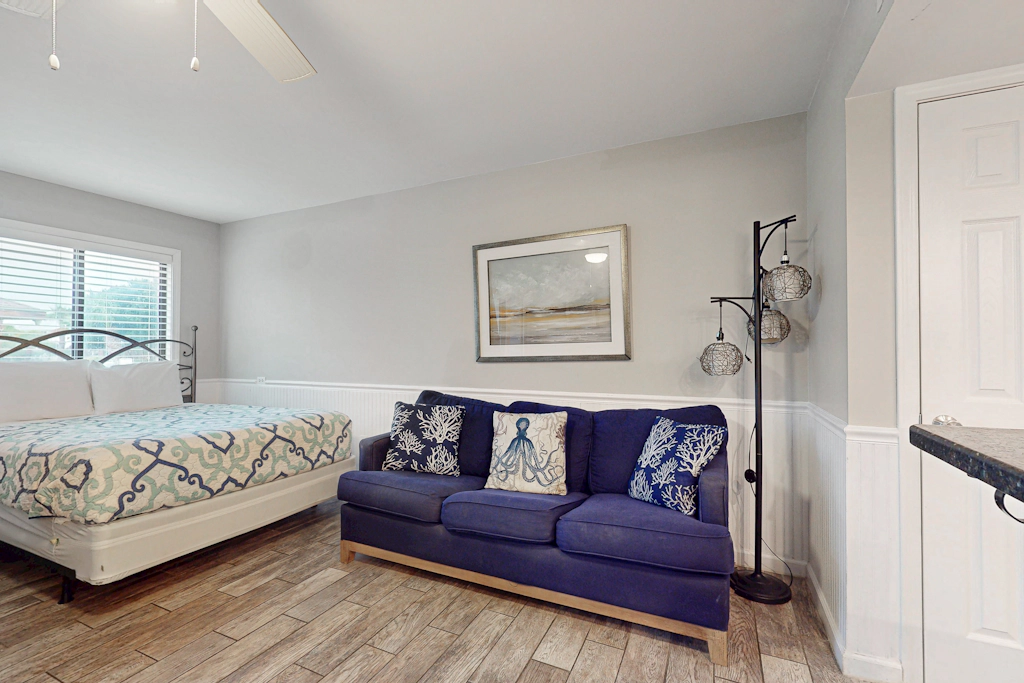 Modern studio with pools, sports courts, a gym & easy beach access