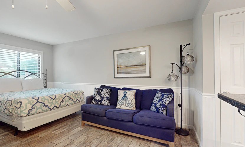 Modern studio with pools, sports courts, a gym & easy beach access