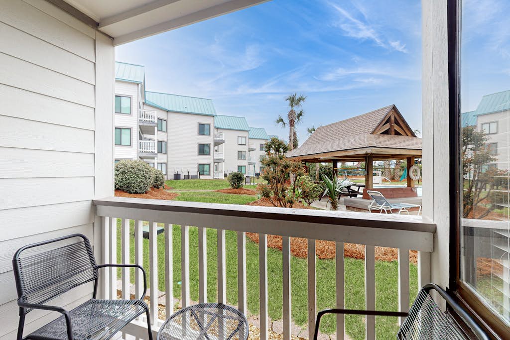 Modern studio with pools, sports courts, a gym & easy beach access