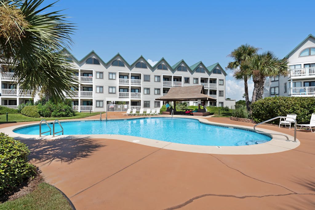 Modern studio with pools, sports courts, a gym & easy beach access