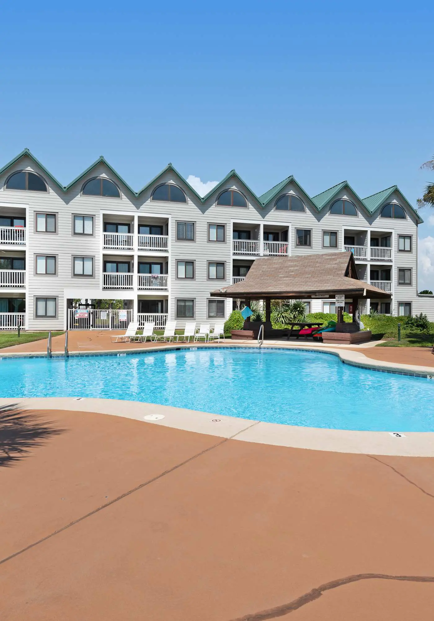 Modern studio with pools, sports courts, a gym & easy beach access