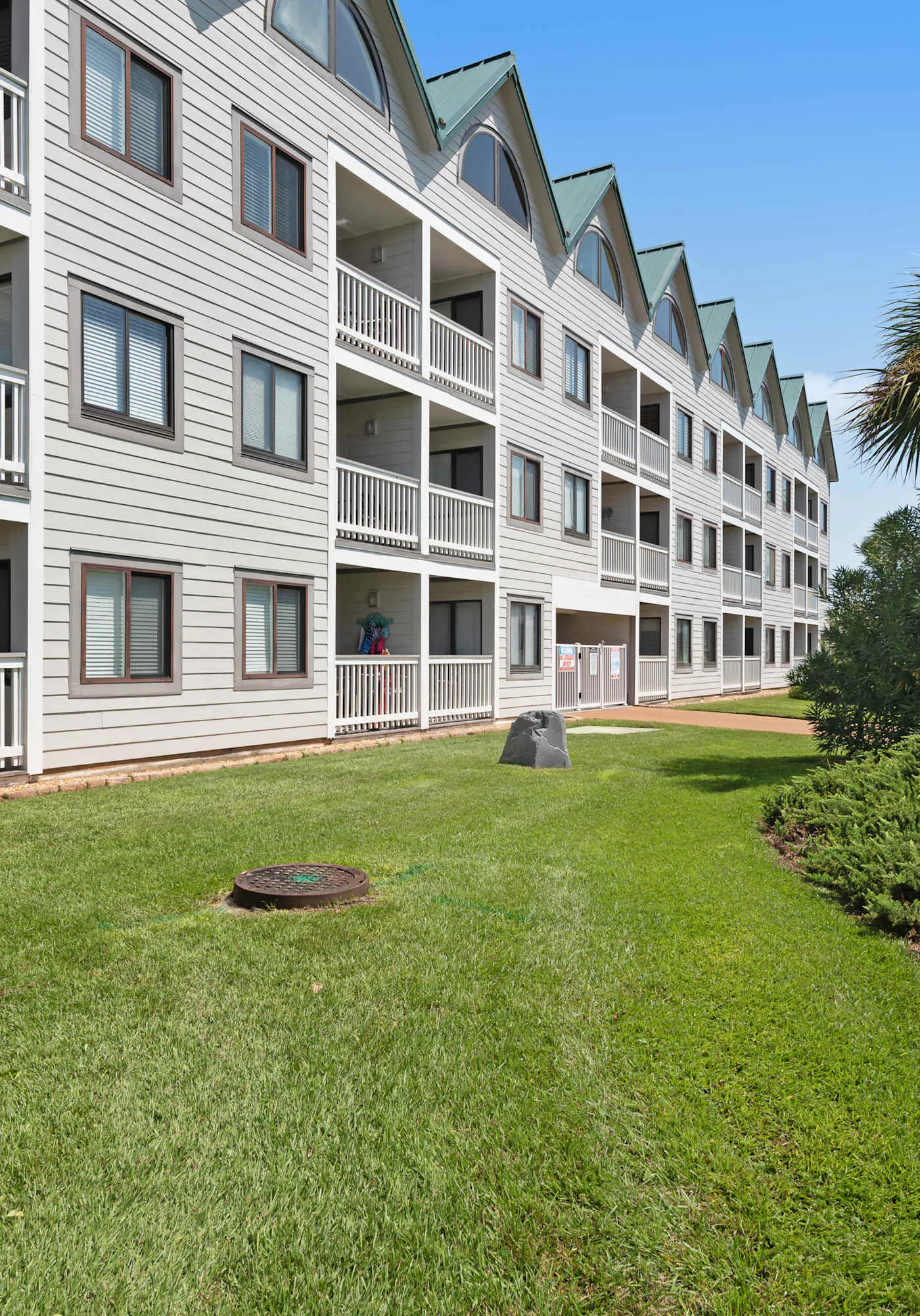 Modern studio with pools, sports courts, a gym & easy beach access