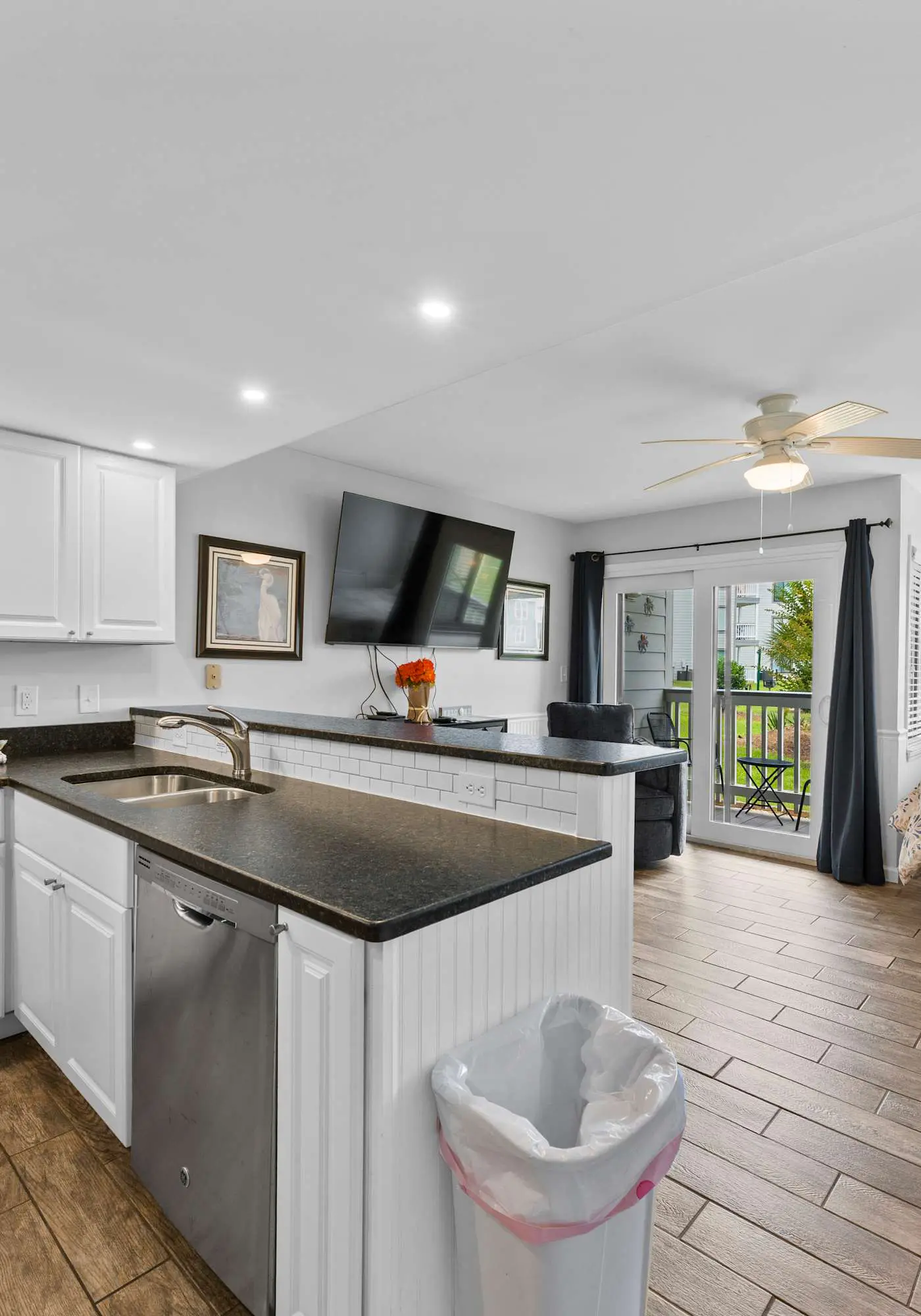 Modern studio with pools, sports courts, a gym & easy beach access