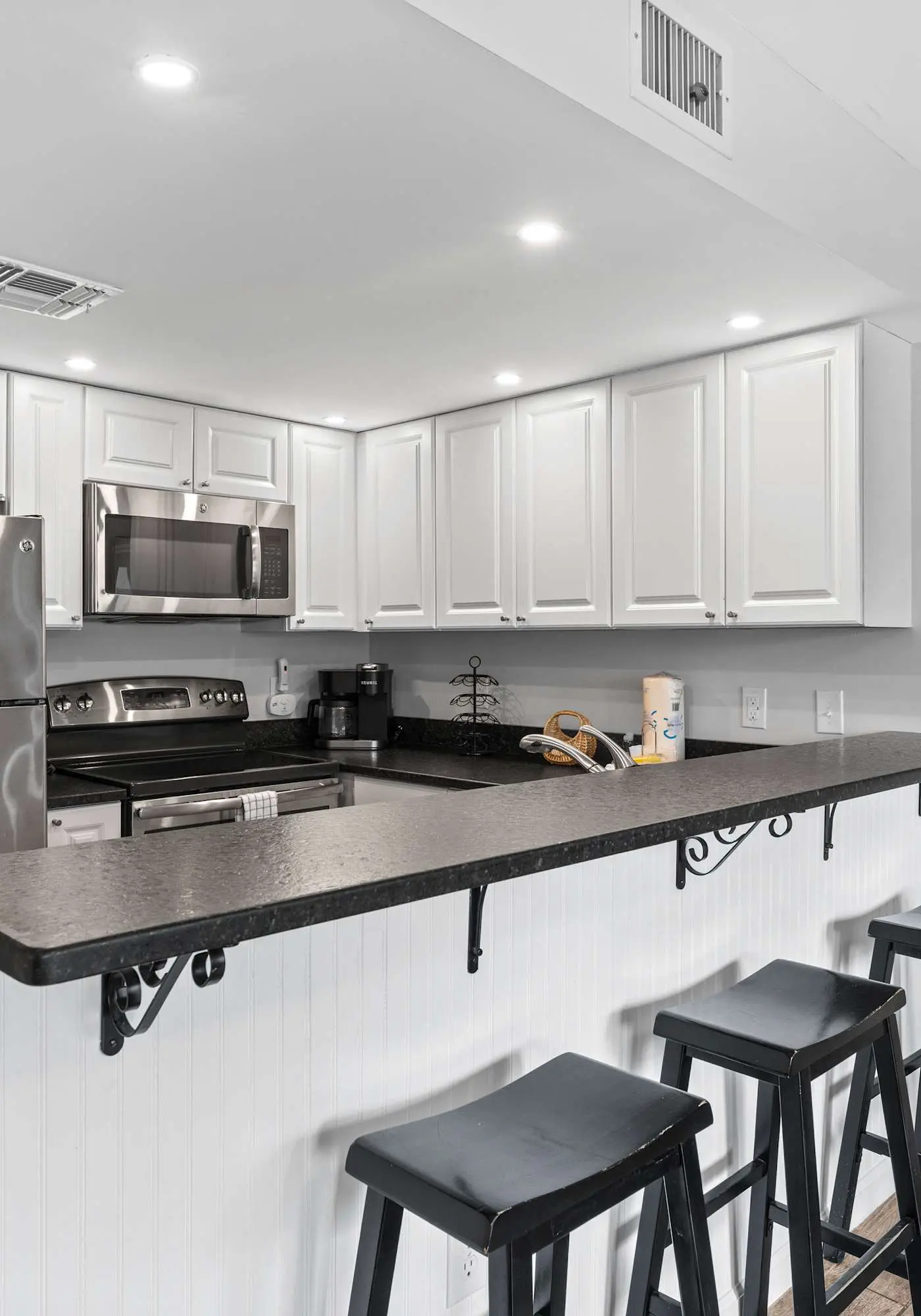 Modern studio with pools, sports courts, a gym & easy beach access