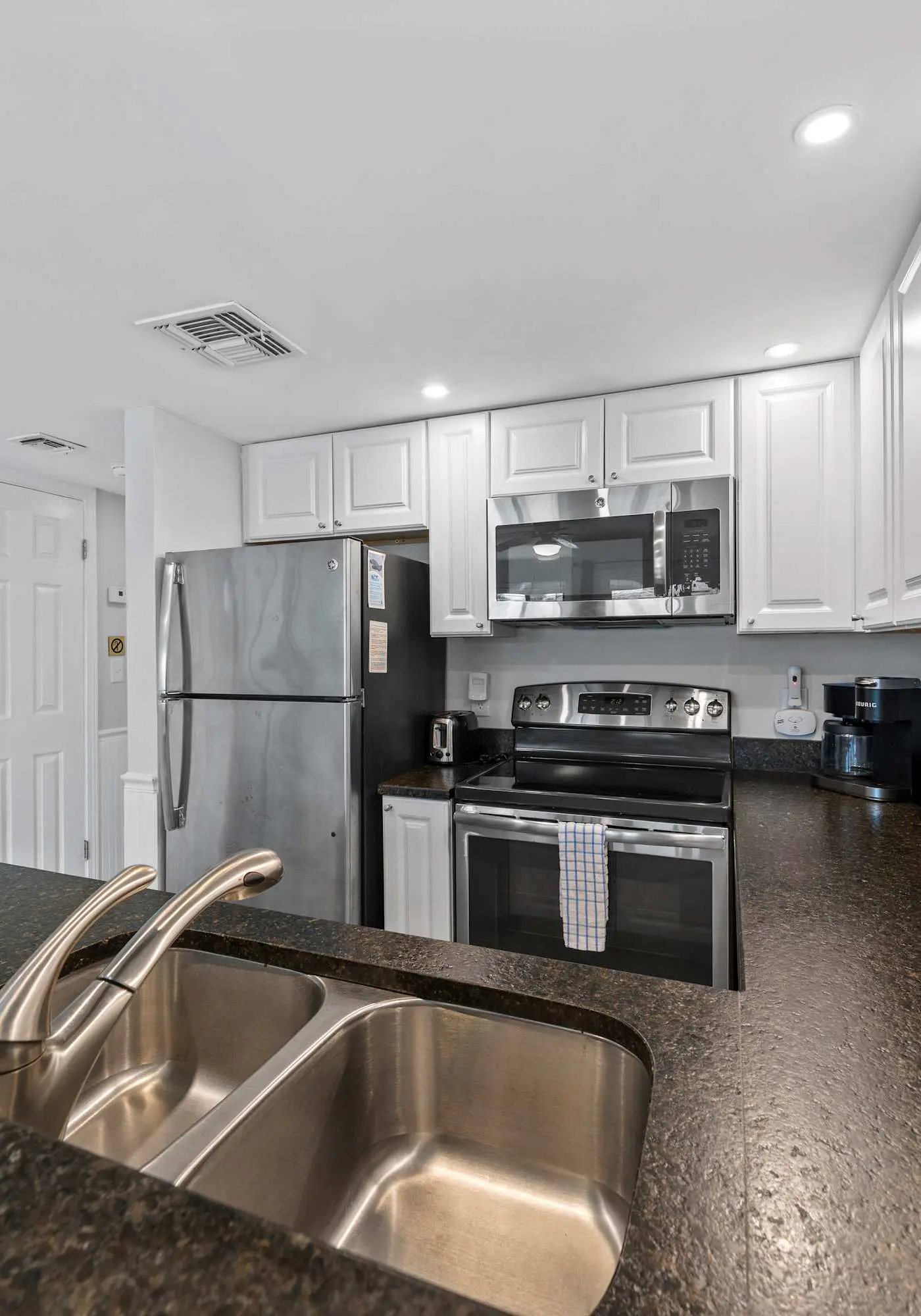 Modern studio with pools, sports courts, a gym & easy beach access