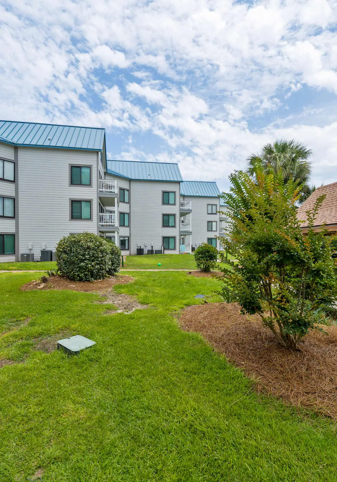 Modern studio with pools, sports courts, a gym & easy beach access