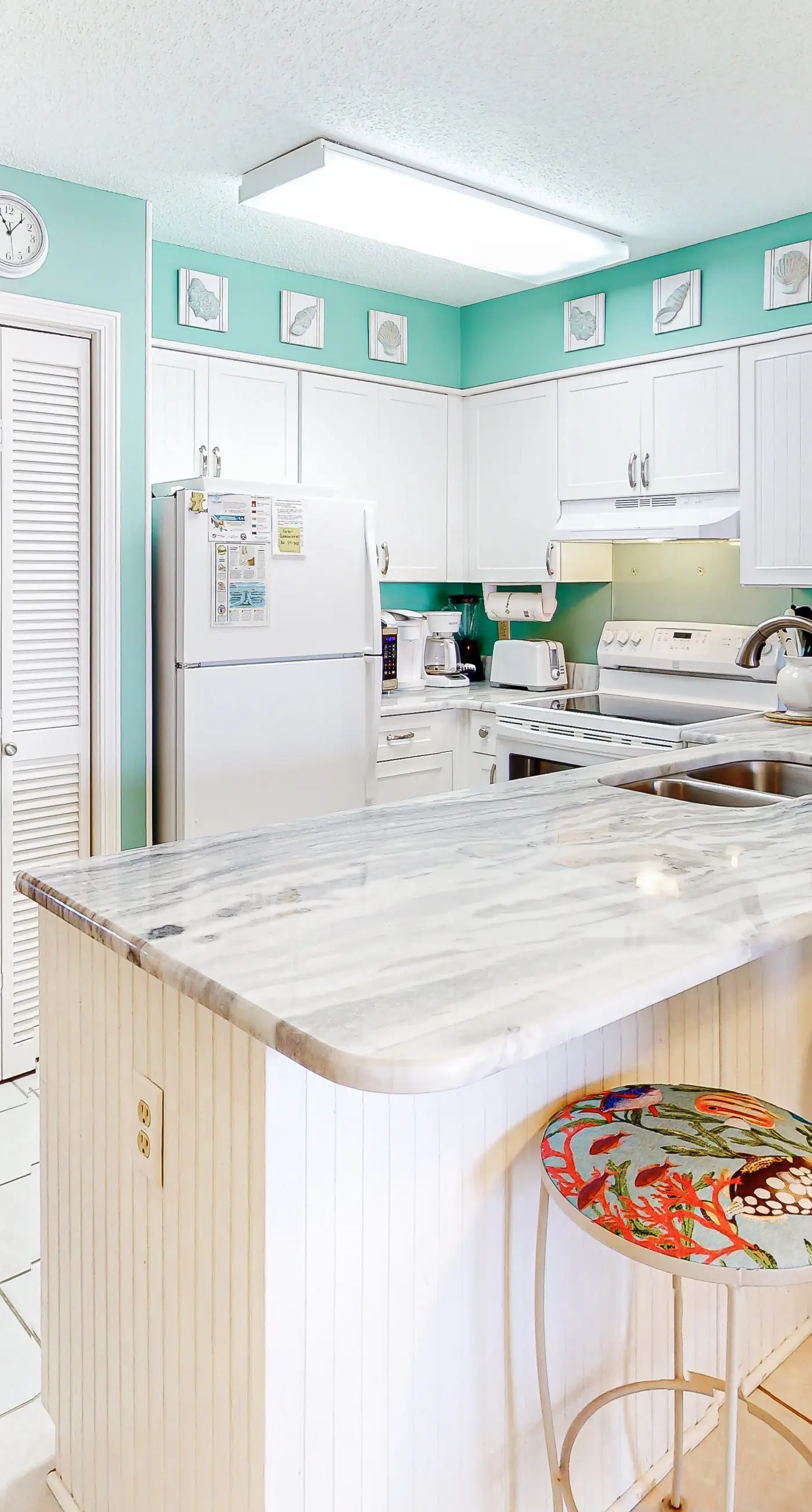 Condo with Gulf-facing balcony, shared pool, hot tub, gym