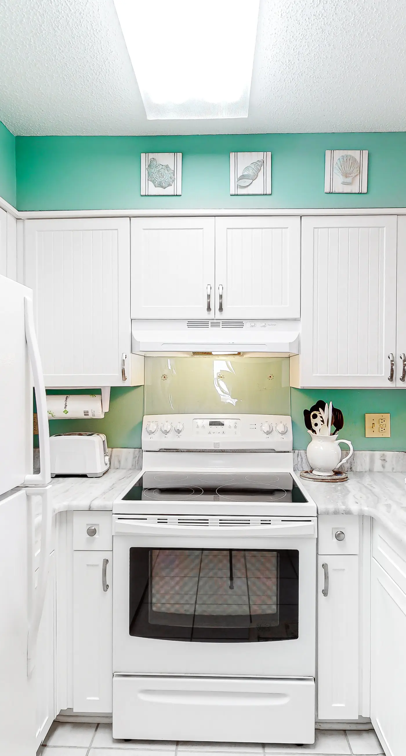 Condo with Gulf-facing balcony, shared pool, hot tub, gym