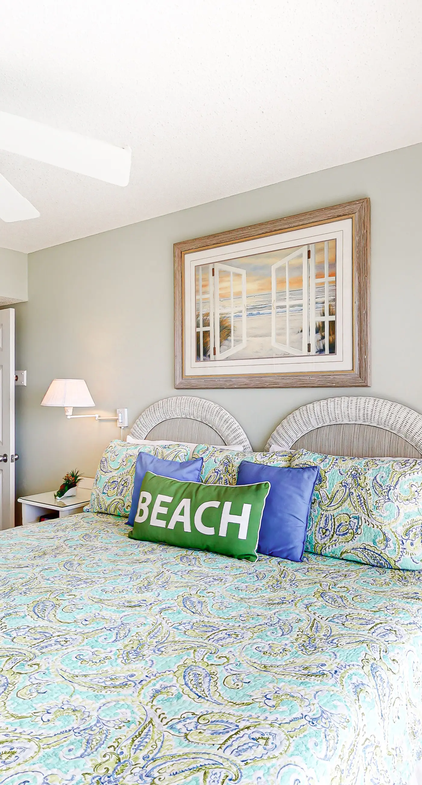 Condo with Gulf-facing balcony, shared pool, hot tub, gym